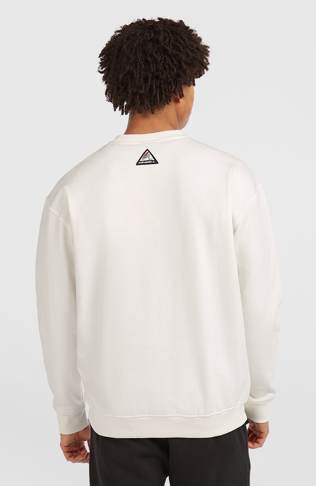 FWC'Play Crew Sweatshirt für Herren, weiß, Rückansicht am Model mit dreieckigem Logo-Print unter dem Kragen