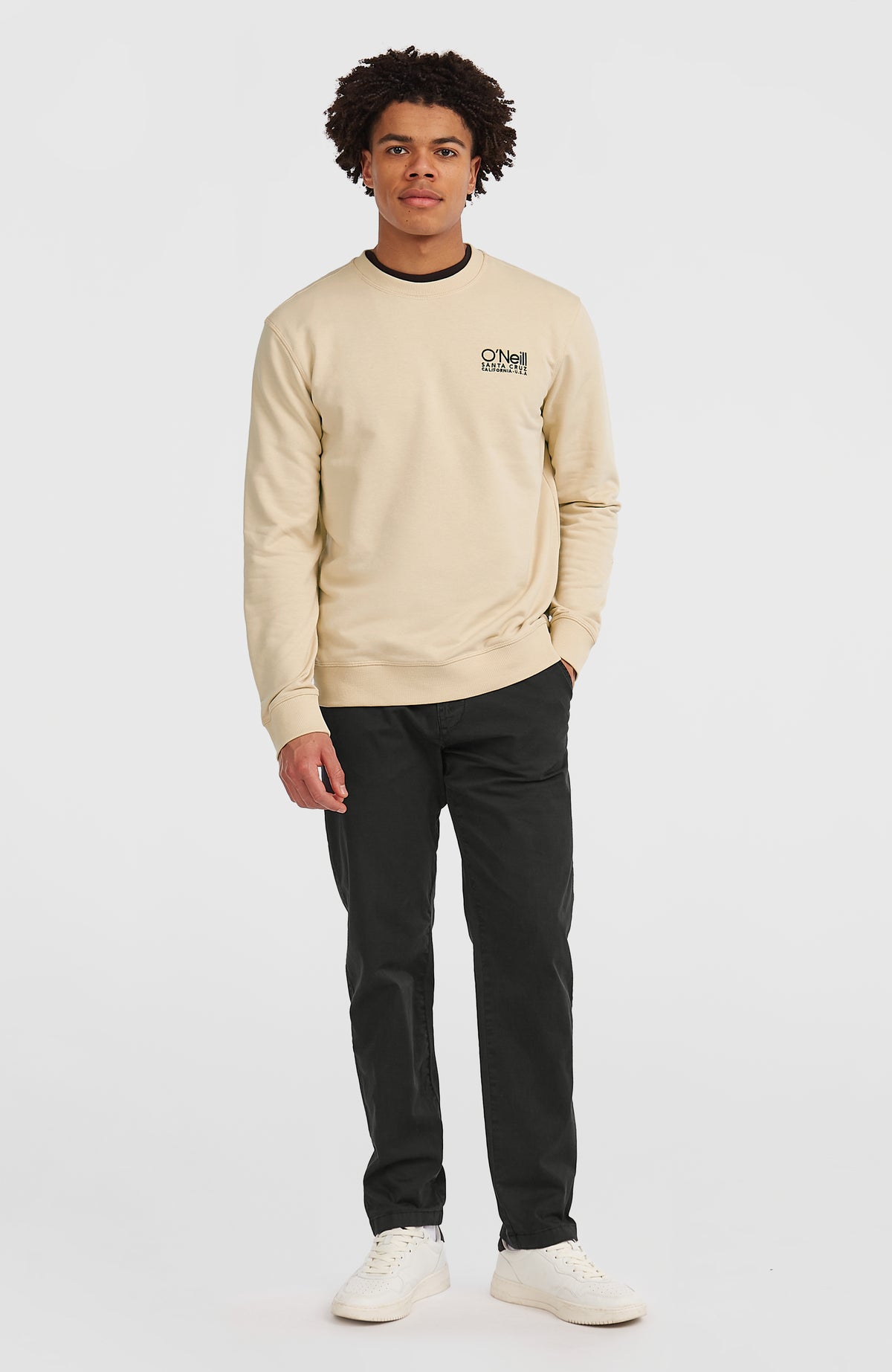 Original Cali Logo Crew Sweatshirt für Herren, beige mit Logo-Print in Schwarz, Ganzkörperansicht am Model