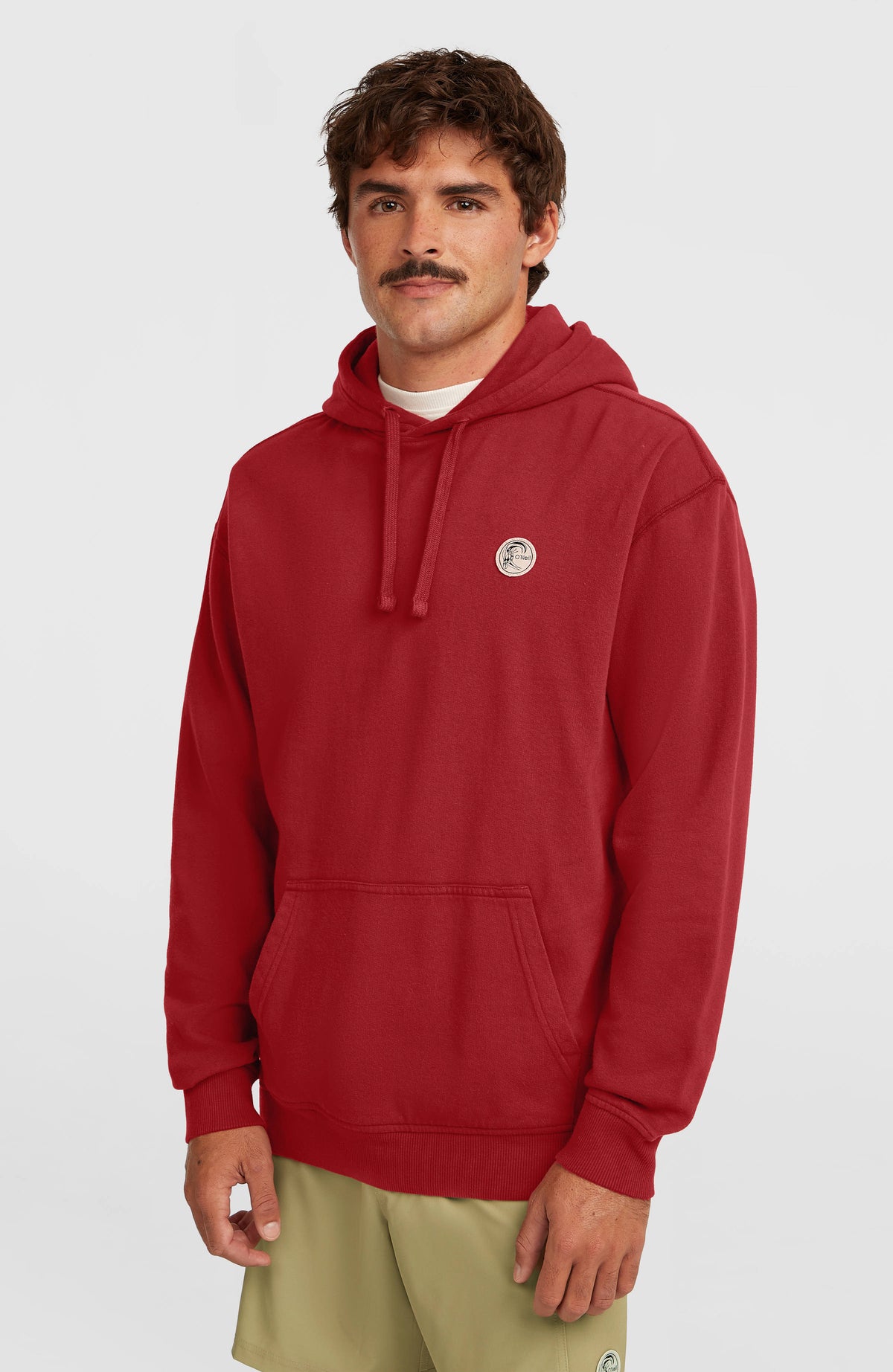 O'Neill O'Riginals Hoodie für Herren, rot, Vorderansicht am Model mit Kängurutasche und Kordelzug an der Kapuze