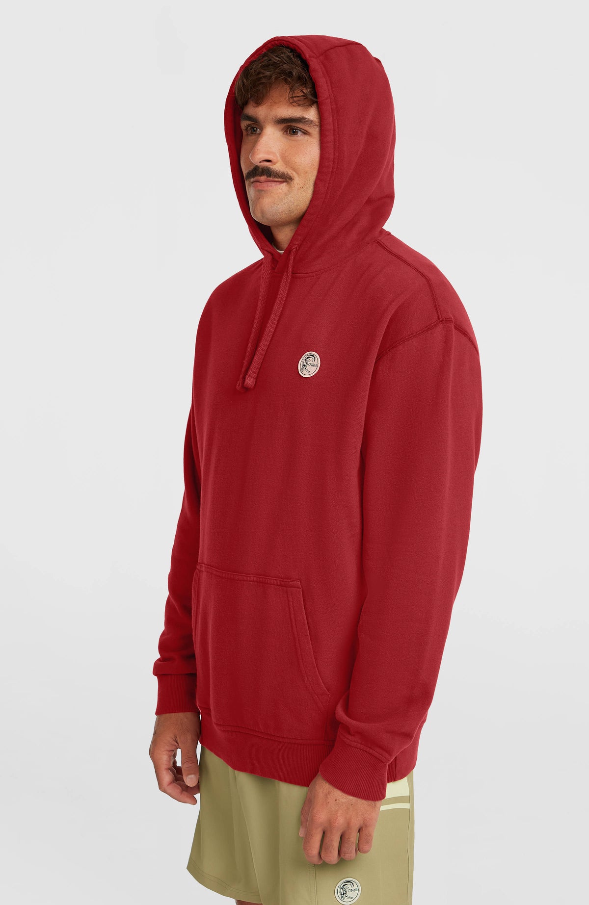 O'Riginals Hoodie für Herren, rot, Halbprofilansicht am Model mit aufgesetzter Kapuze und Kängurutasche