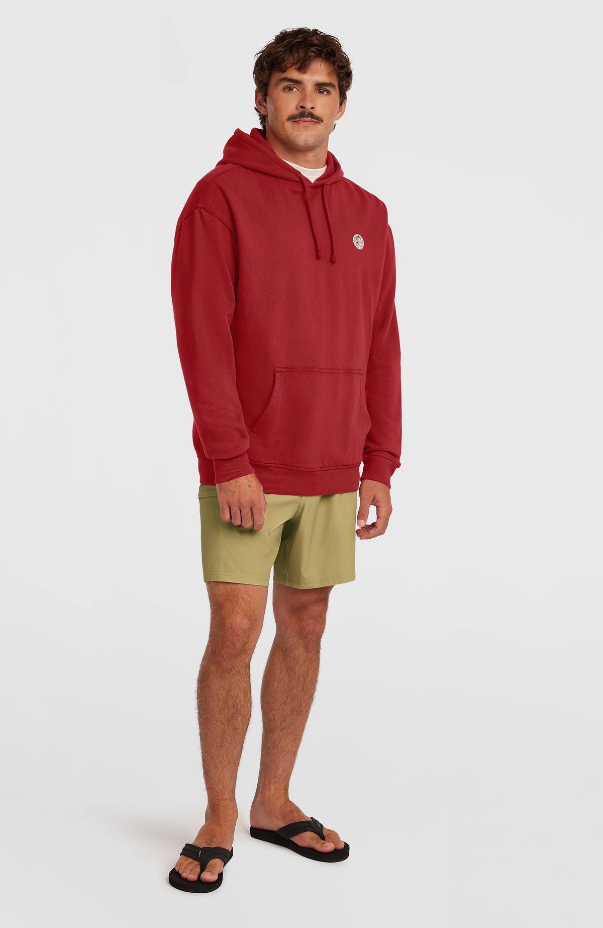 O'Riginals Hoodie für Herren, rot, Ganzkörperansicht am Model von vorne mit Kängurutasche und Kordelzug