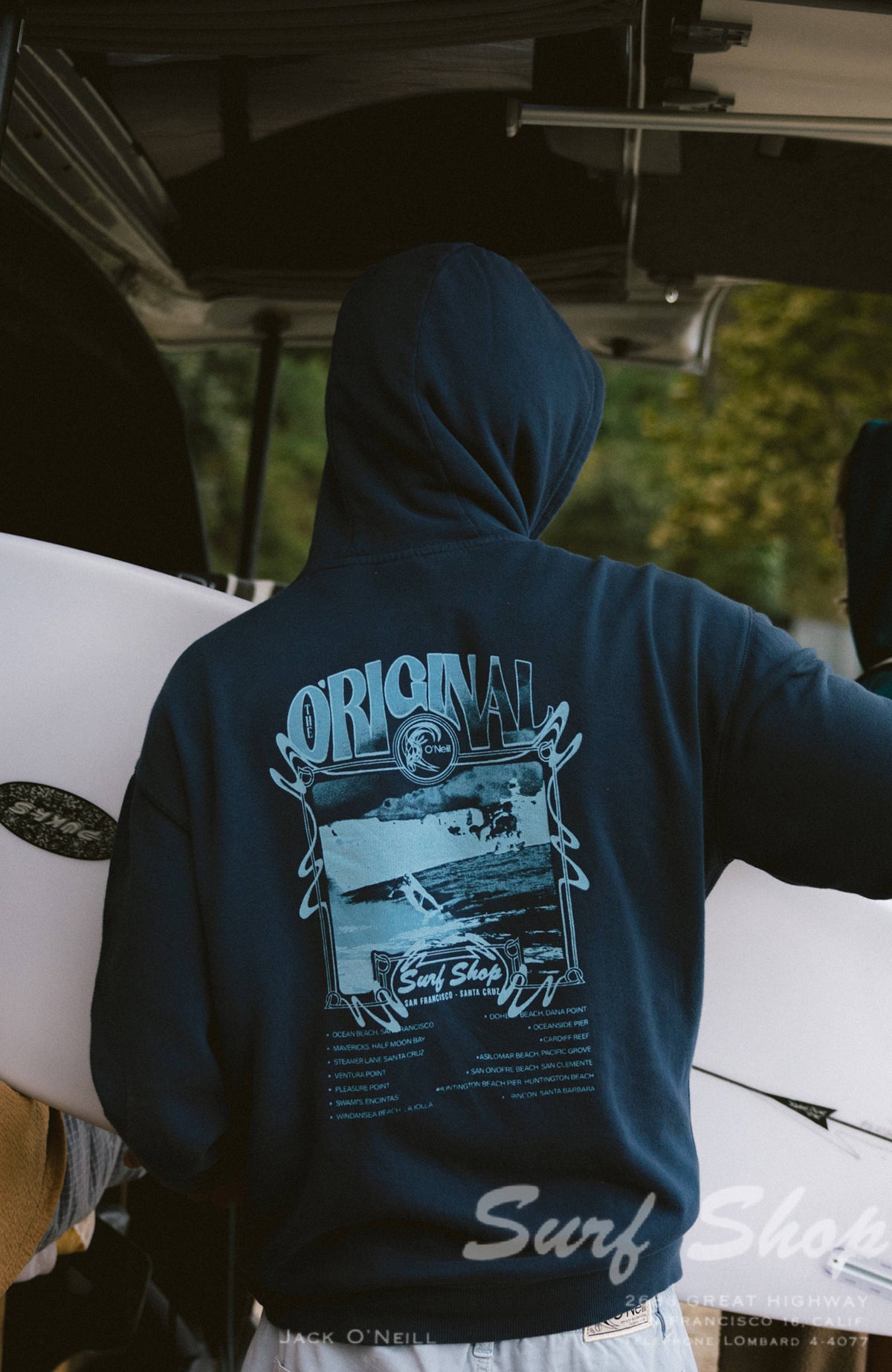 O'Riginals Hoodie für Herren, blau mit Grafik-Print in Hellblau, Rückansicht am Model im Freien