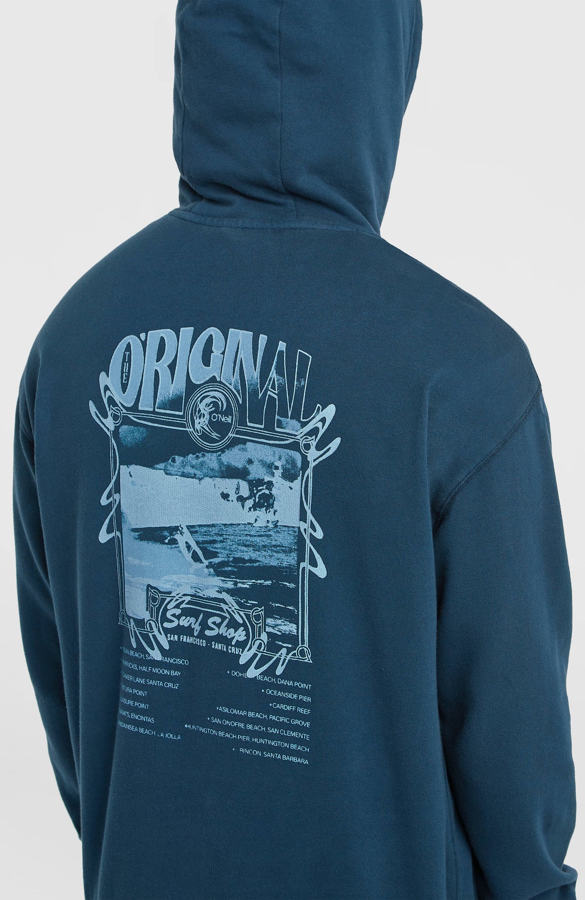 Nahaufnahme des blauen O'Riginals Hoodie am Model mit großem Grafik-Print in Hellblau auf dem Rücken