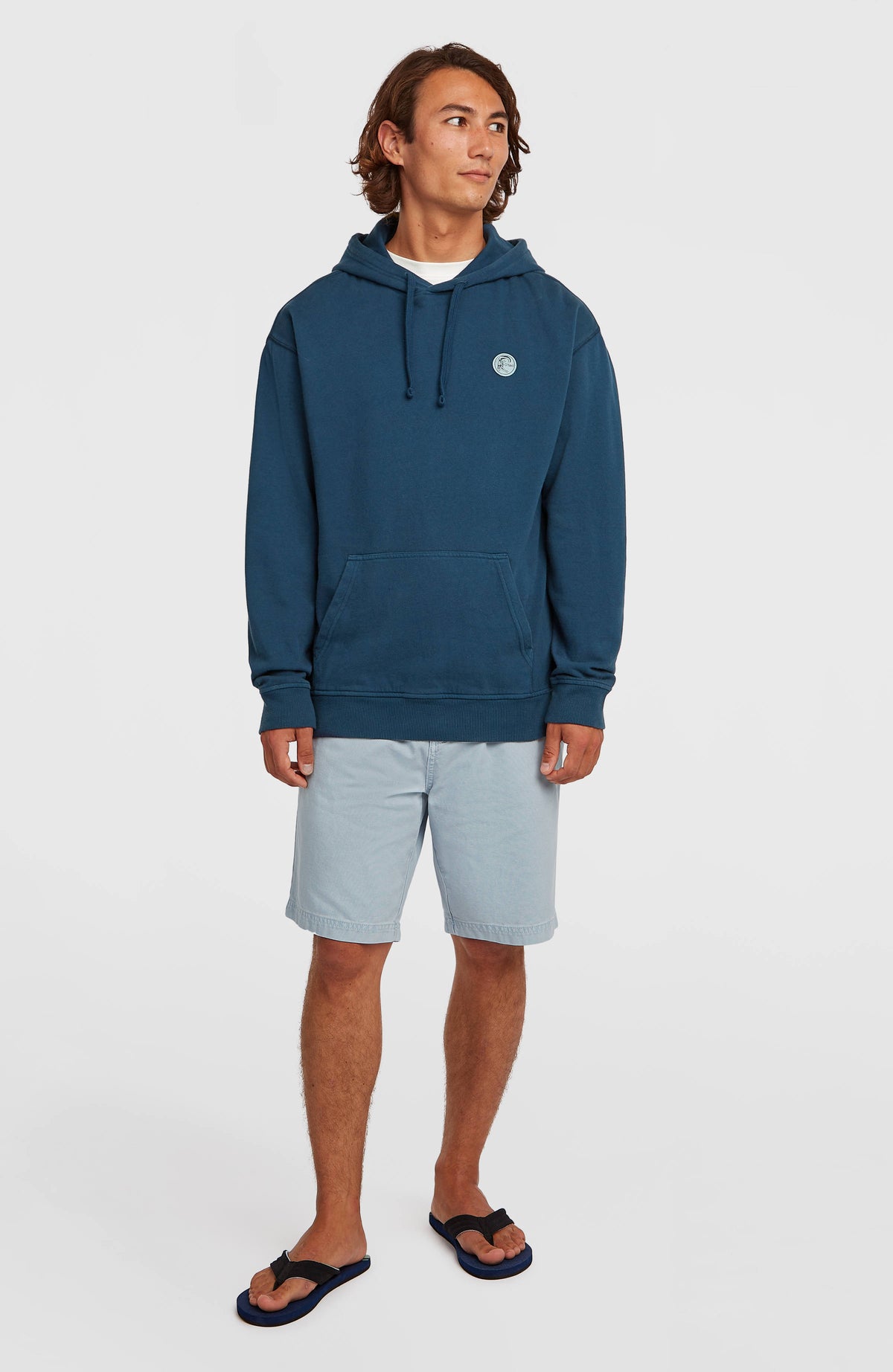 O'Riginals Hoodie für Herren, blau, Ganzkörperansicht am Model von vorne mit Kängurutasche