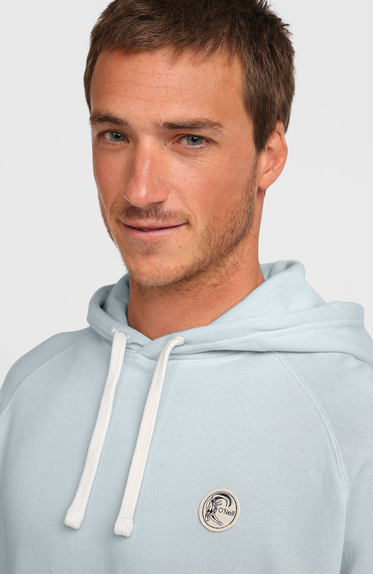 O'Riginals Badge Hoodie, blau, Nahaufnahme am Model von Kragen, Kordelzug und Logo-Badge