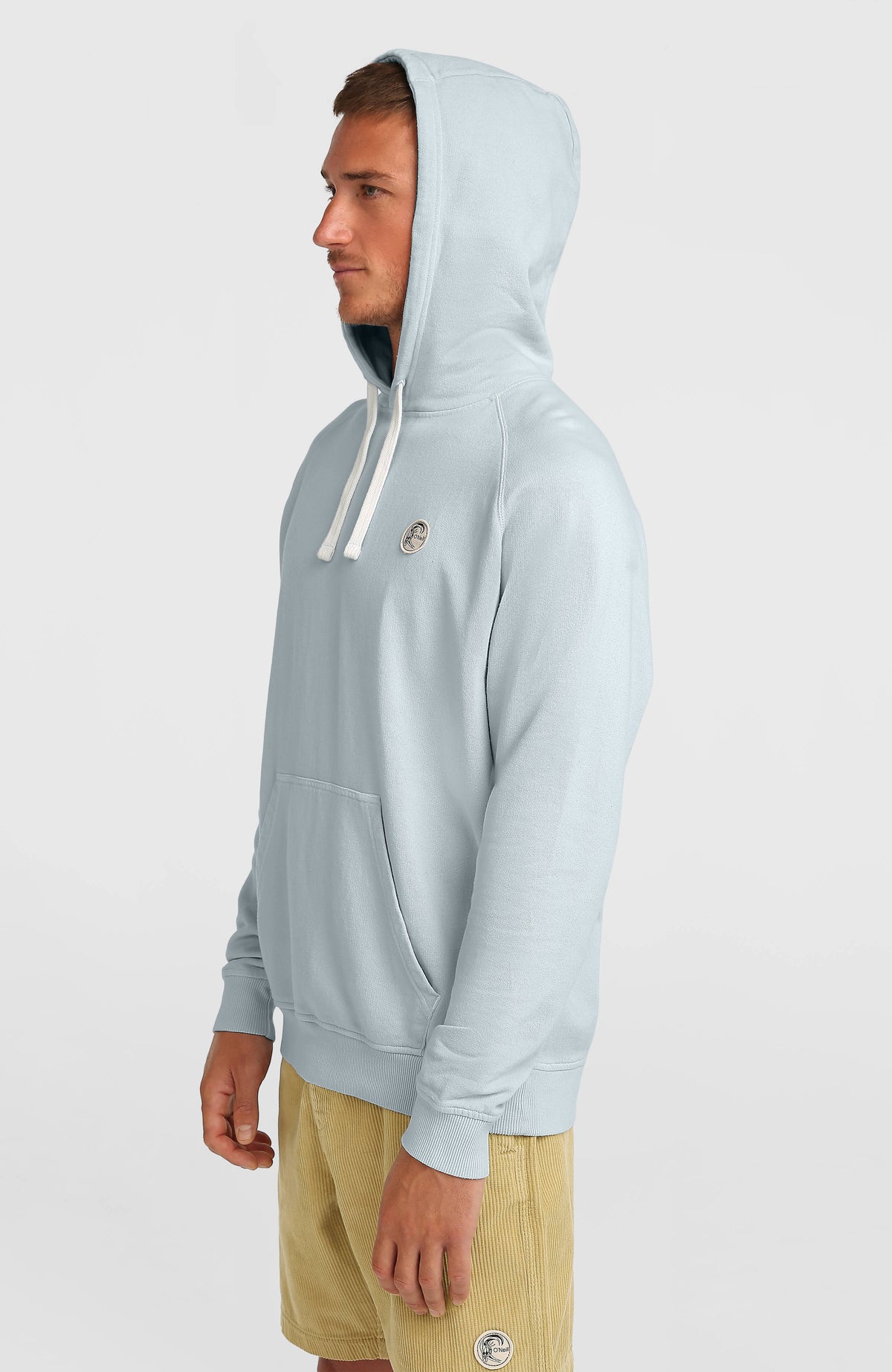 O'Riginals Badge Hoodie für Herren, blau, Seitenansicht am Model mit aufgesetzter Kapuze