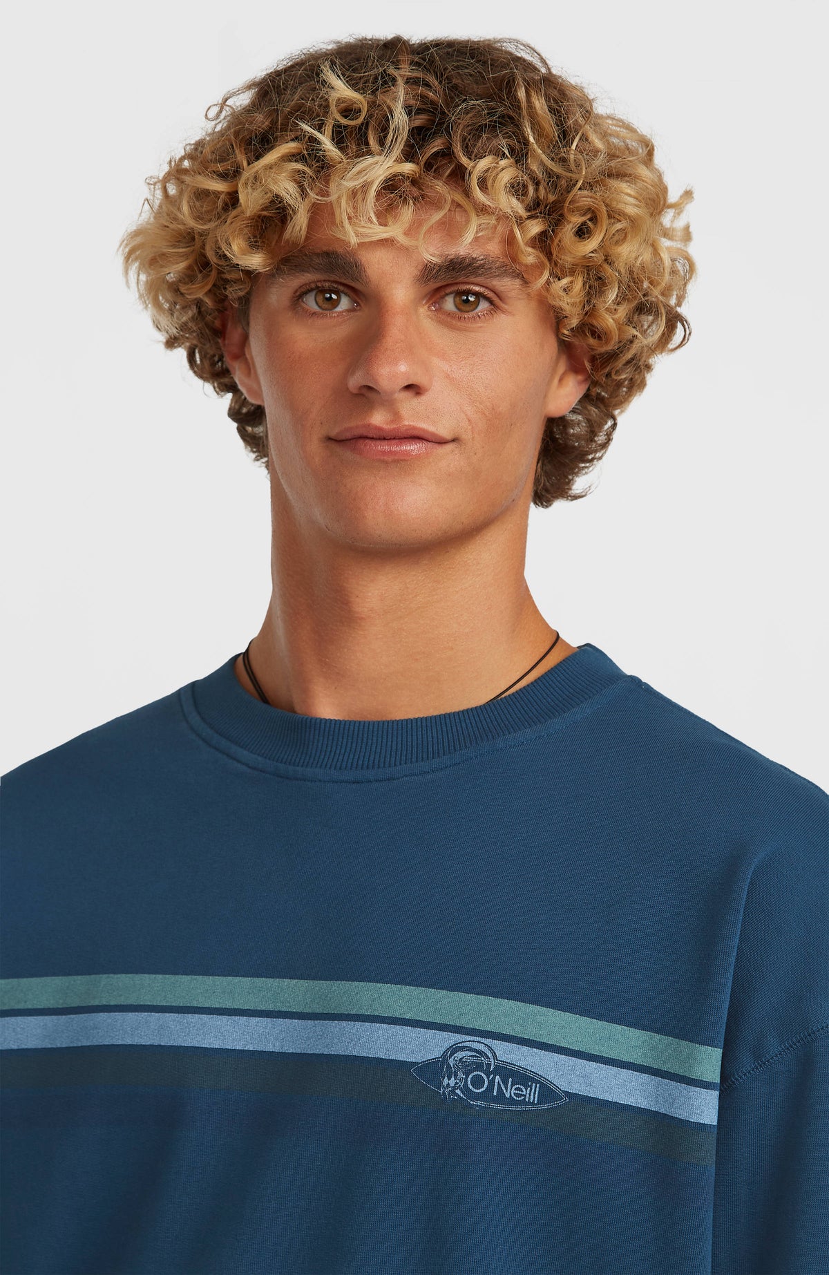 Nahaufnahme von Rundhalsausschnitt und Bruststreifen des blauen O'Riginals Crew Sweatshirt am Model