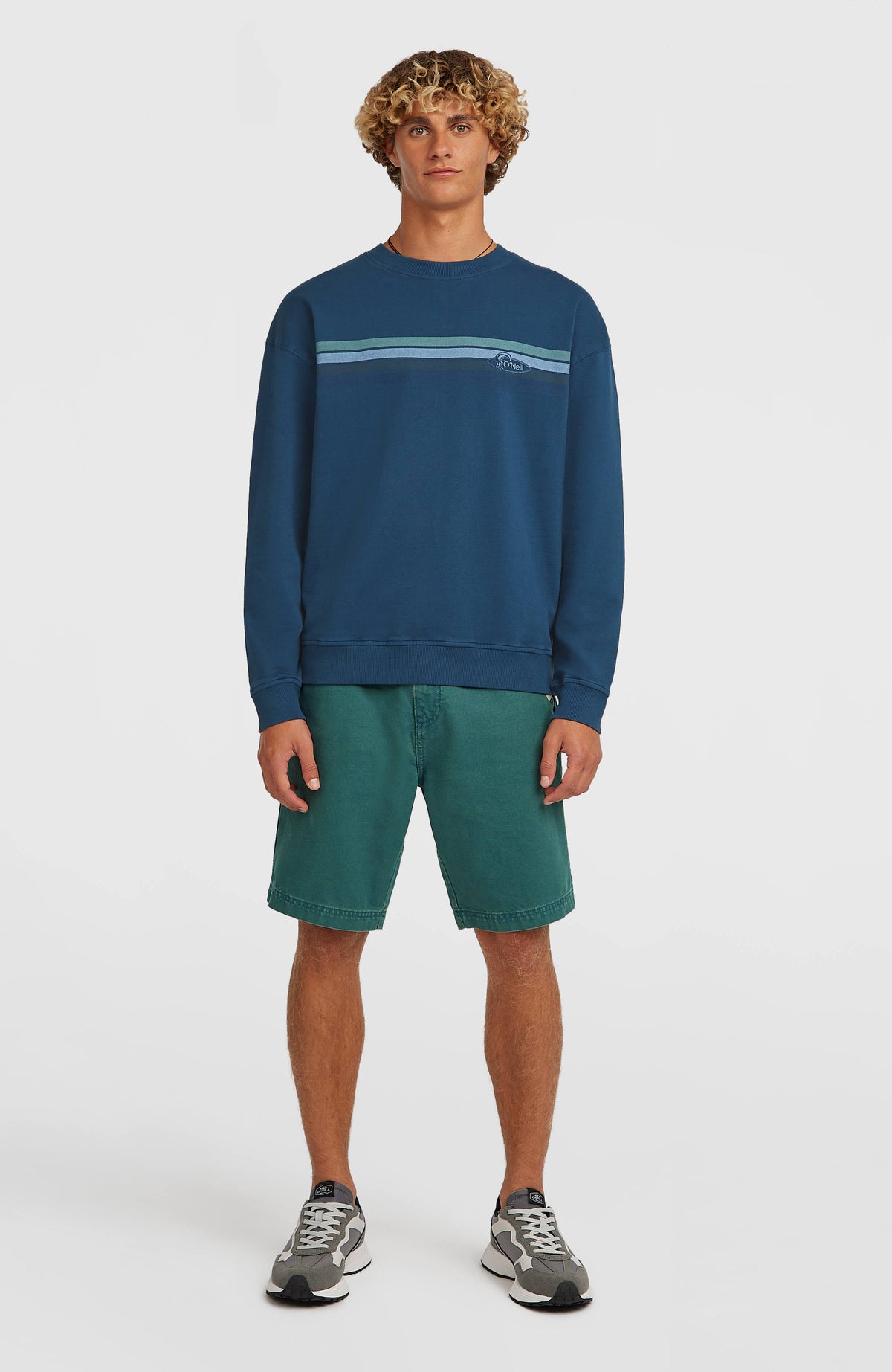 O'Riginals Crew Sweatshirt für Herren, blau mit Streifenmuster in Hellblau und Türkis, Gesamtansicht am Model
