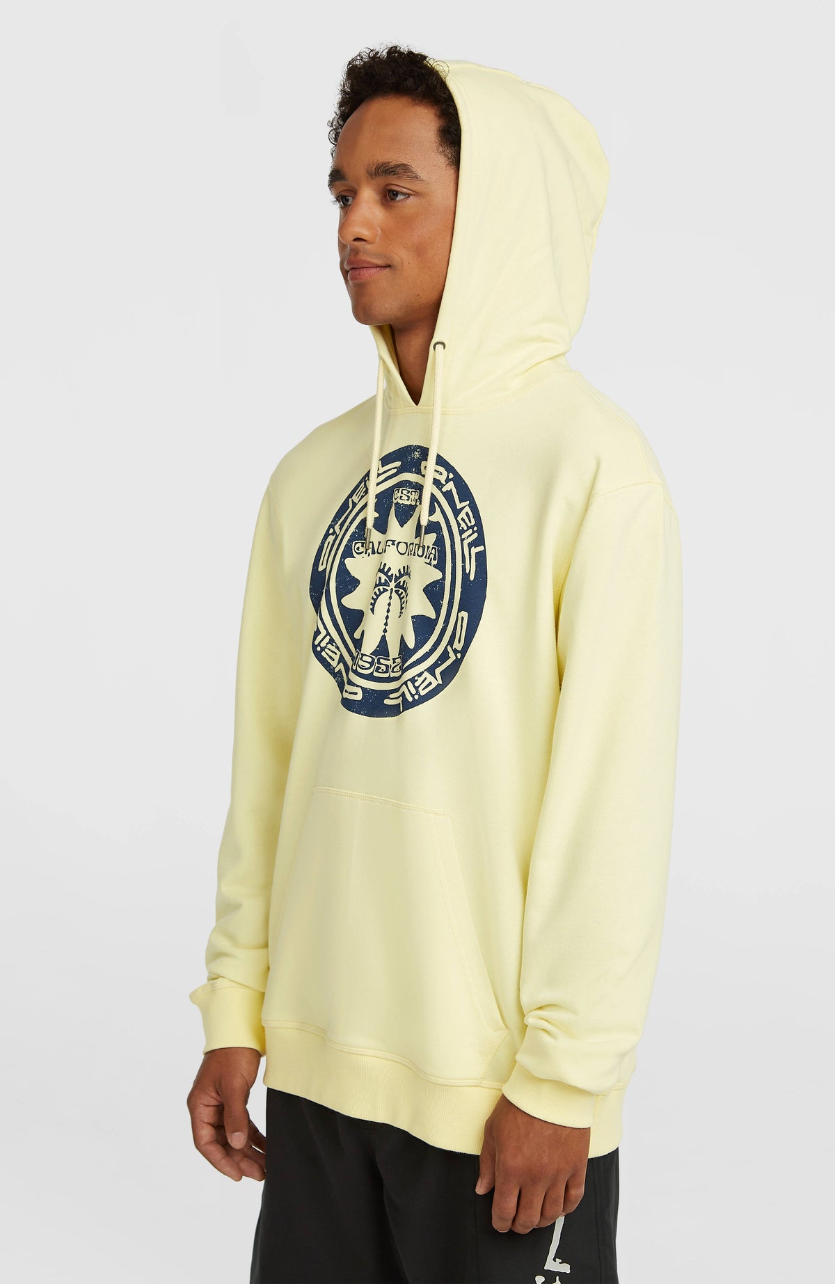 Must-Have Graphic Hoodie für Herren, gelb mit Grafik-Print in Dunkelblau, Halbprofil am Model mit Kapuze