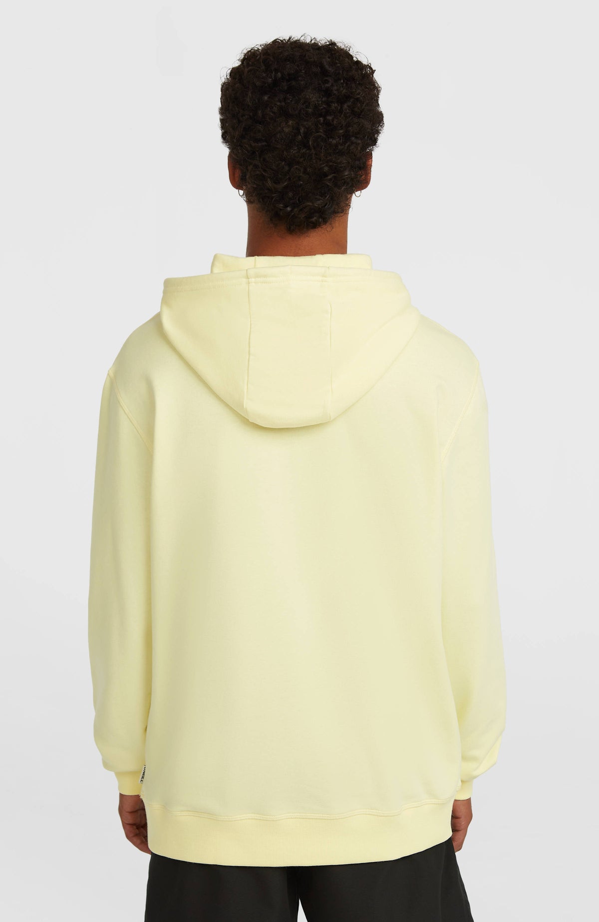 Must-Have Graphic Hoodie für Herren, gelb, Rückansicht am Model mit Kapuze und geripptem Saum