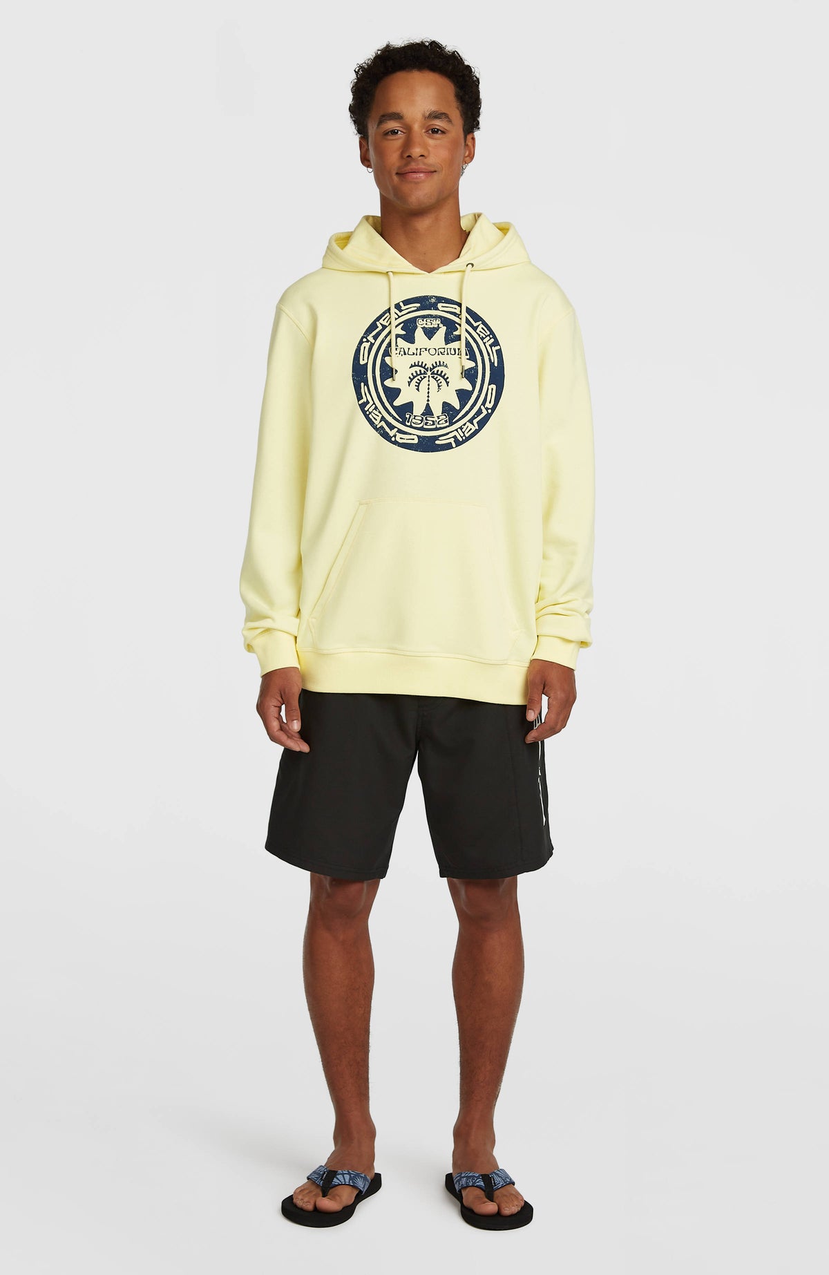 Must-Have Graphic Hoodie für Herren, gelb mit Grafik-Print in Dunkelblau, Ganzkörperansicht am Model von vorne