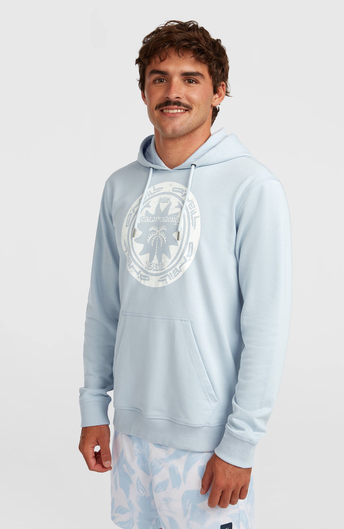 O'Neill Must-Have Graphic Hoodie für Herren, blau mit Logo-Print in Weiß, Vorderansicht am Model mit Kängurutasche