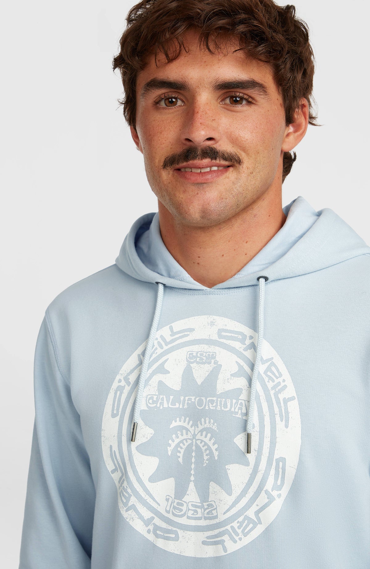 Must-Have Graphic Hoodie für Herren, blau mit Logo-Print in Weiß, Nahaufnahme von Kordelzug und Brust-Grafik