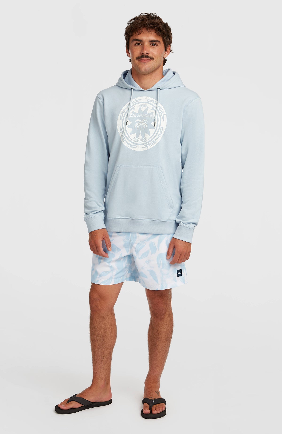 Must-Have Graphic Hoodie für Herren, blau mit Logo-Print in Weiß, frontale Ganzkörperansicht am Model