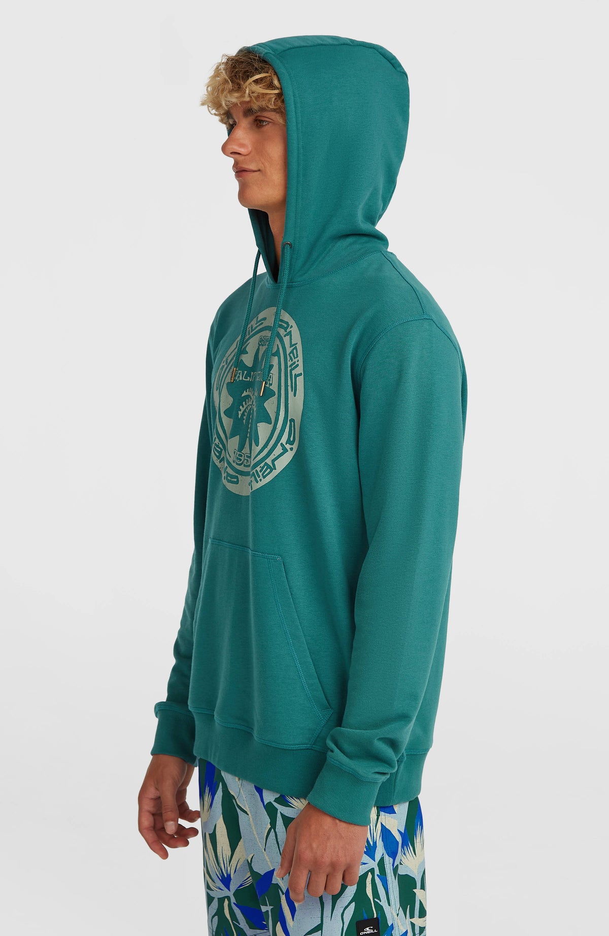 Must-Have Graphic Hoodie für Herren, grün mit Logo-Print in Hellgrün, Seitenansicht mit aufgesetzter Kapuze