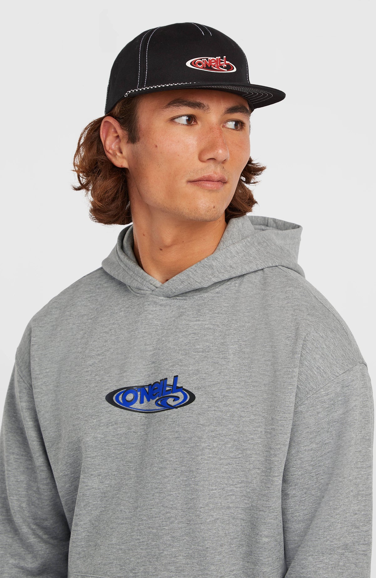Essentials 90s Logo Hoodie für Herren, grau, Nahaufnahme des zentralen Logo-Prints in Blau und Schwarz am Model