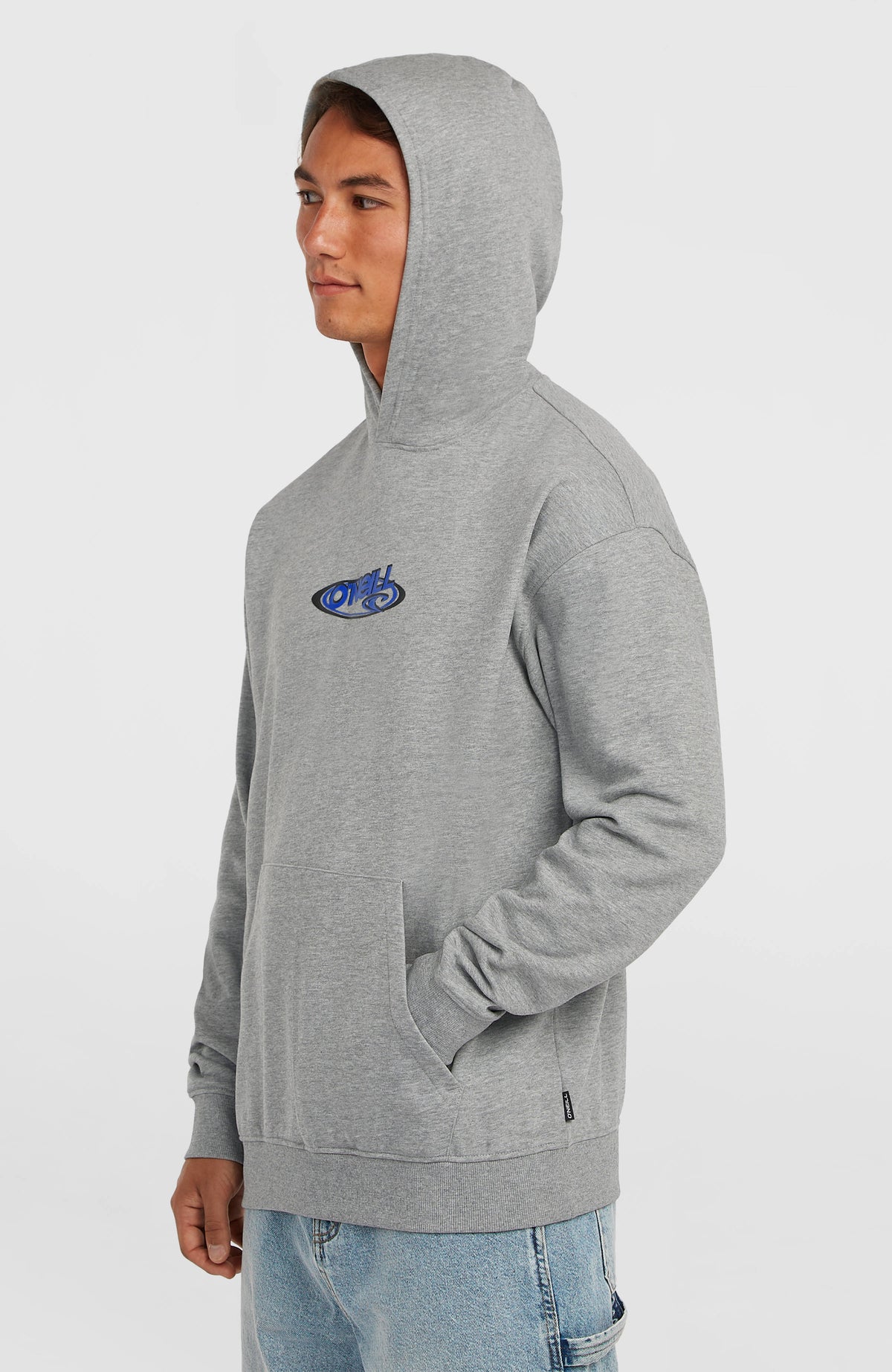 Essentials 90s Logo Hoodie für Herren, grau, Seitenansicht am Model mit aufgesetzter Kapuze und Kängurutasche