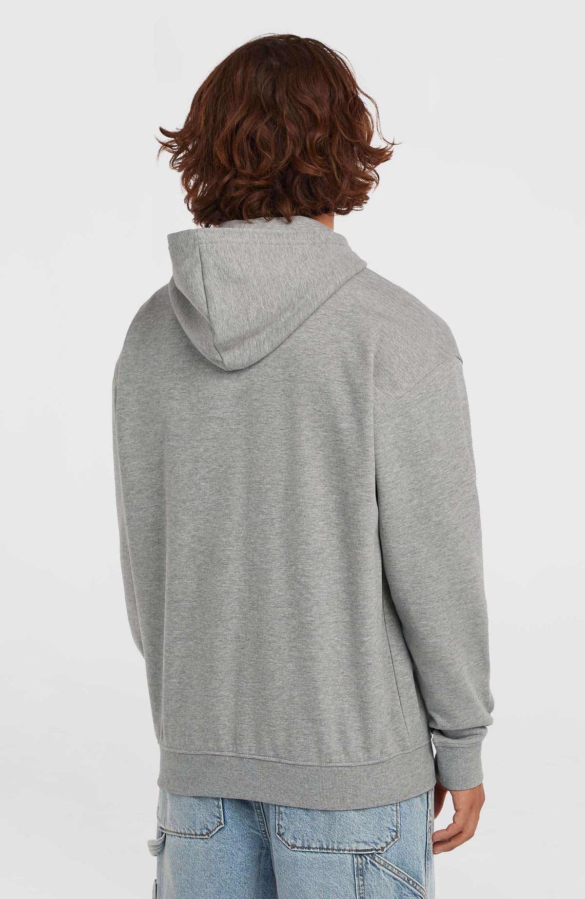 Essentials 90s Logo Hoodie für Herren, grau, Rückansicht am Model mit Kapuze und geripptem Bundsaum