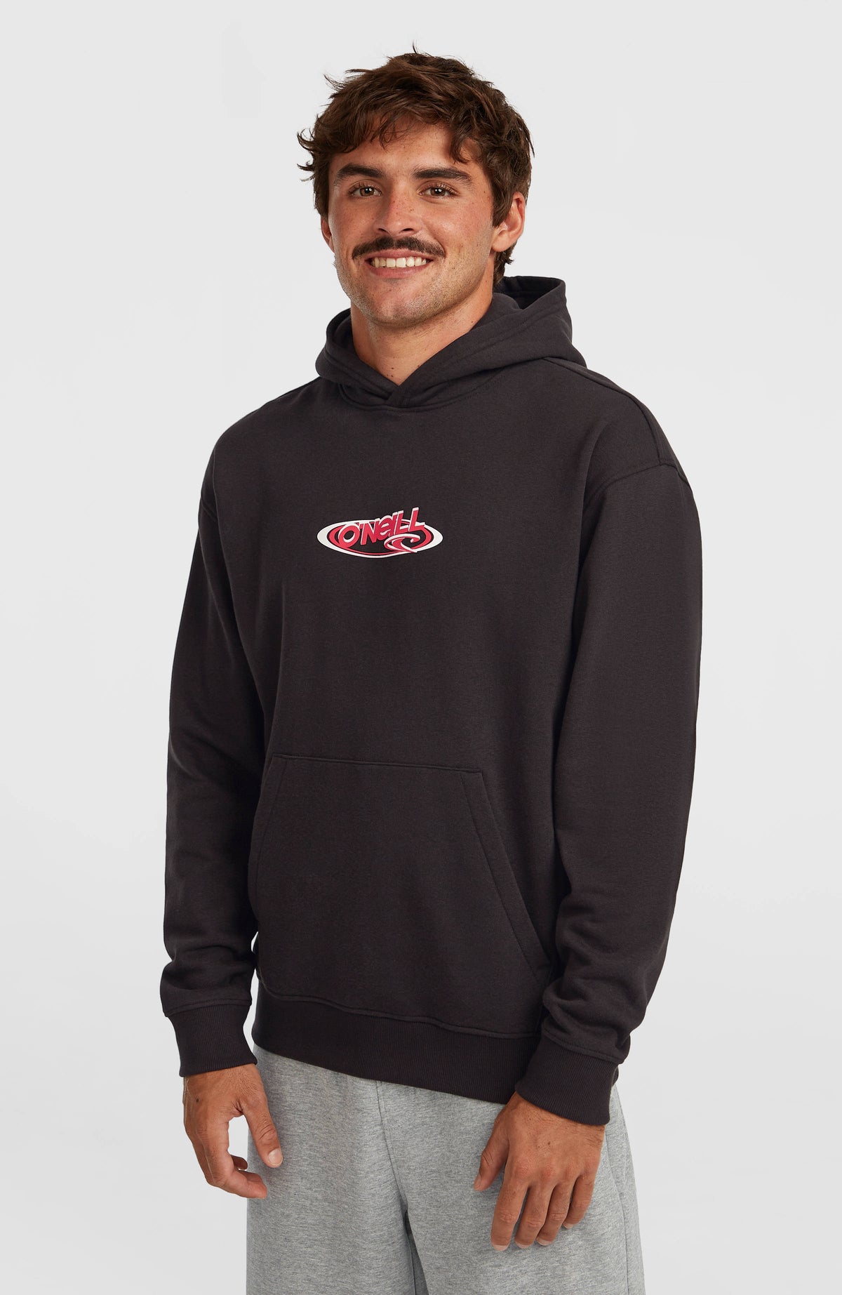 O'Neill Essentials 90s Logo Hoodie für Herren in Schwarz mit Logo-Print in Rot und Weiß, am Model von vorne