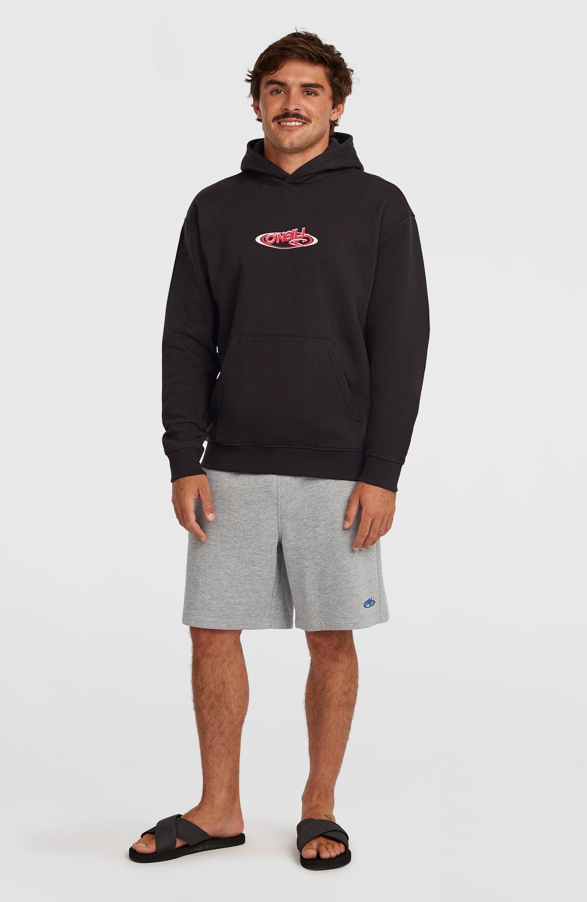 Essentials 90s Logo Hoodie für Herren, schwarz mit Logo-Print in Rot und Weiß, Ganzkörperansicht am Model