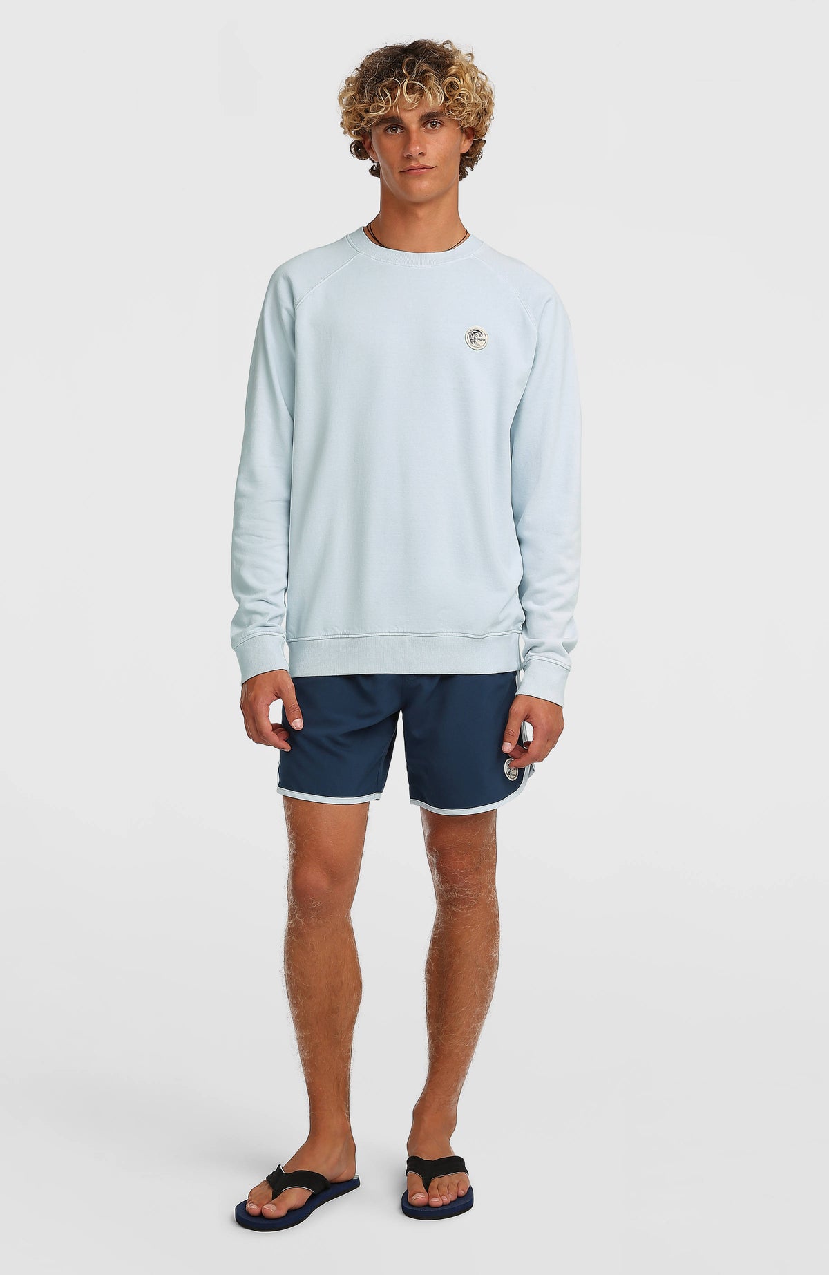 O'Riginals Badge Crew Sweatshirt für Herren in Blau, Gesamtansicht von vorne getragen am Model