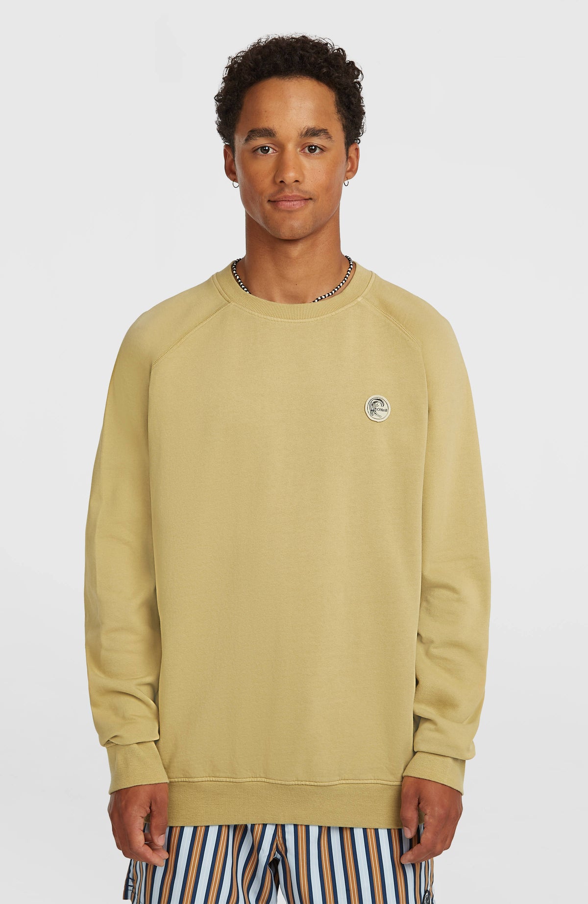 O'Neill O'Riginals Badge Crew Sweatshirt für Herren in Beige, am Model, Vorderansicht mit rundem Logo-Badge