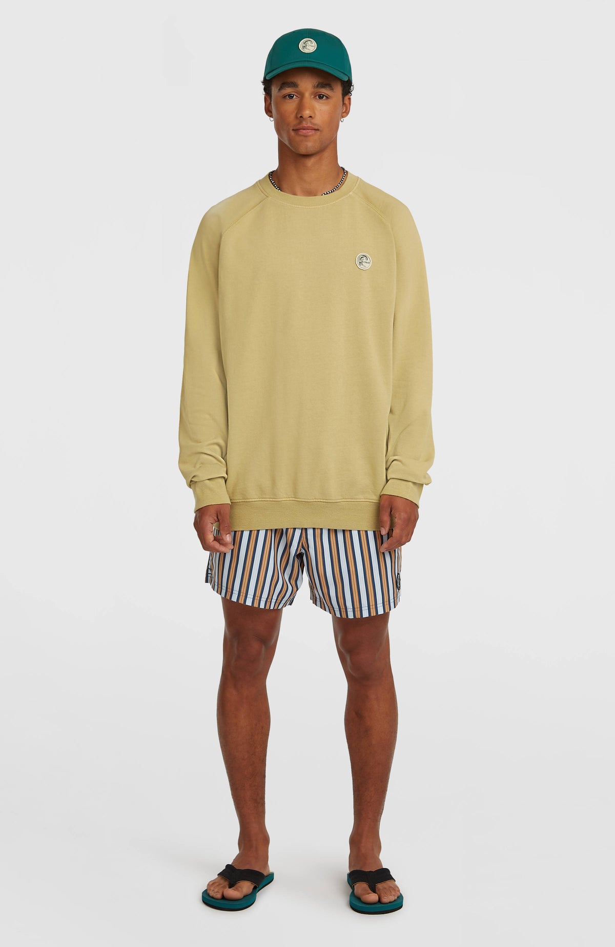 O'Riginals Badge Crew Sweatshirt für Herren in Beige, Ganzkörperansicht von vorne am Model