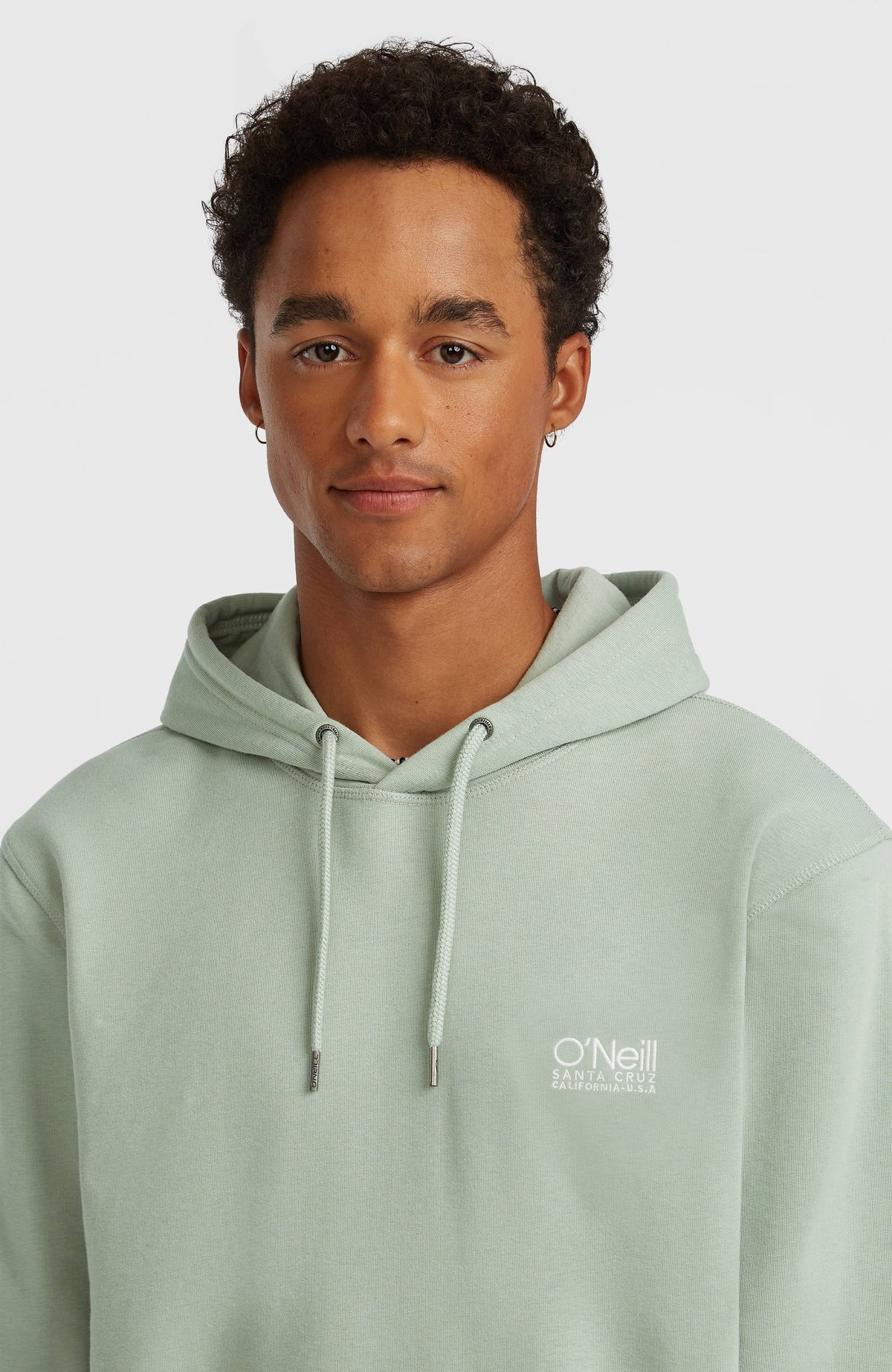 Original Cali Hoodie für Herren, grün mit Logo-Print in Weiß, Nahaufnahme von Kragen und Kordelzug am Model