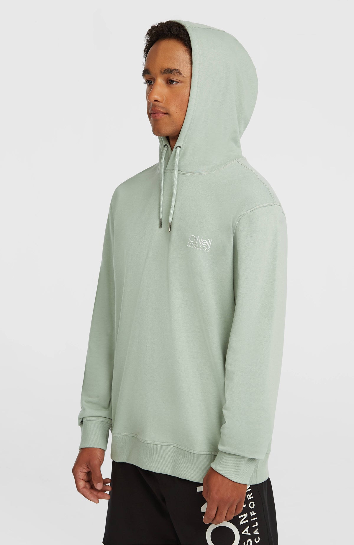 Original Cali Hoodie für Herren, grün, Halbprofilansicht am Model mit aufgesetzter Kapuze und Kordelzug