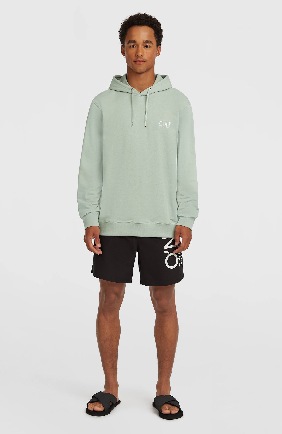 Original Cali Hoodie für Herren, grün mit Logo-Print in Weiß, Ganzkörperansicht von vorne getragen am Model