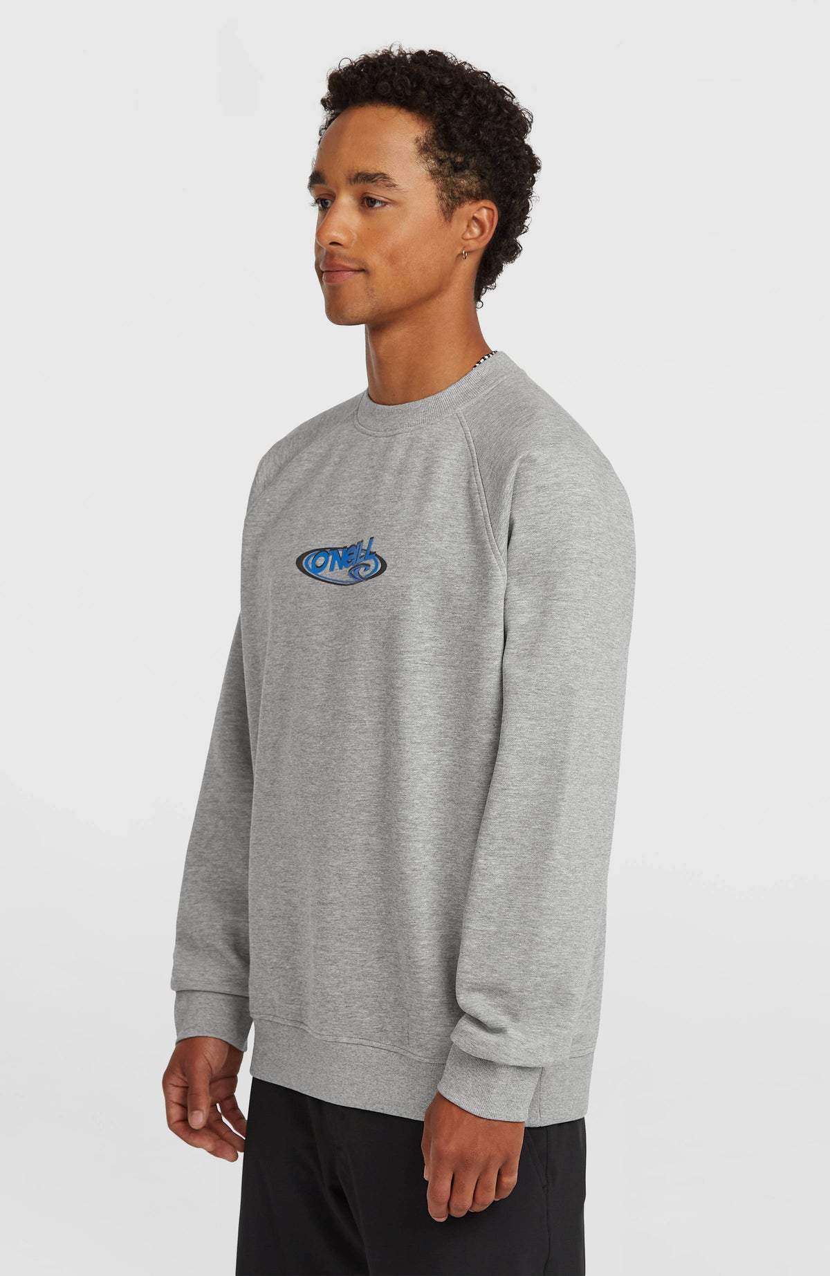 Essentials 90s Logo Crew Sweatshirt für Herren, grau mit Logo-Print, Halbprofilansicht am Model