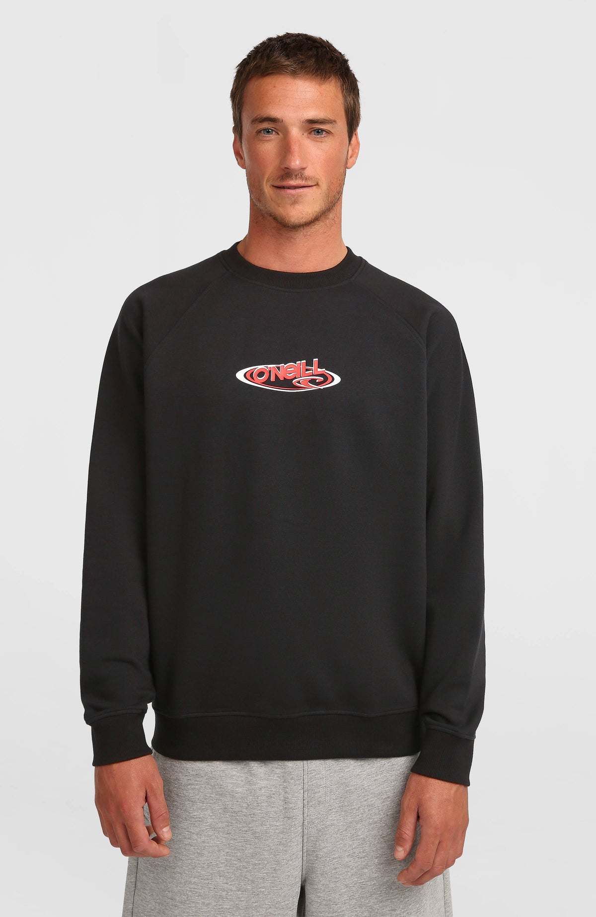 O'Neill Essentials 90s Logo Crew Sweatshirt für Herren, schwarz mit Logo-Print in Rot und Weiß, Vorderansicht