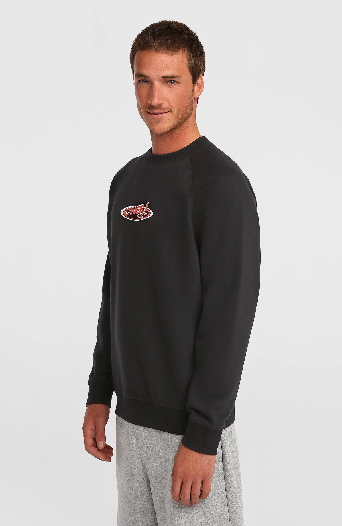 Essentials 90s Logo Crew Sweatshirt für Herren, schwarz mit Logo-Print, Halbprofil am Model