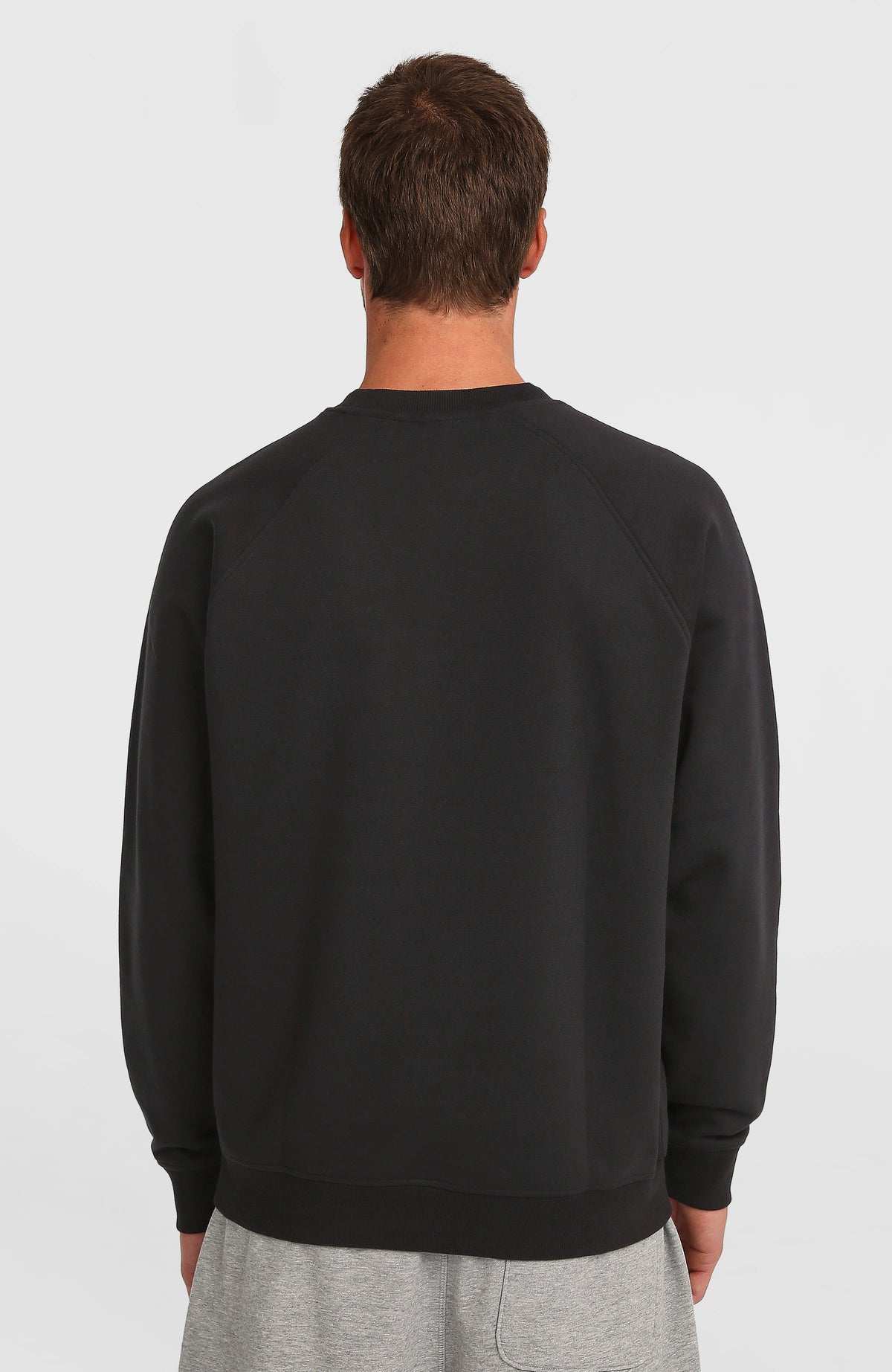 Essentials 90s Logo Crew Sweatshirt für Herren, schwarz, Rückansicht am Model mit Raglanärmeln
