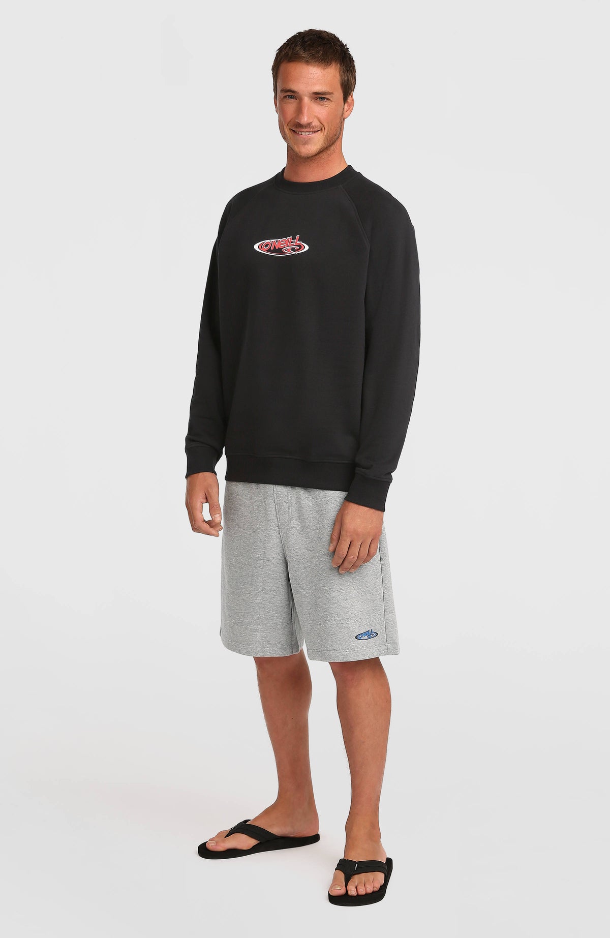 Essentials 90s Logo Crew Sweatshirt für Herren, schwarz, Ganzkörperansicht getragen am Model
