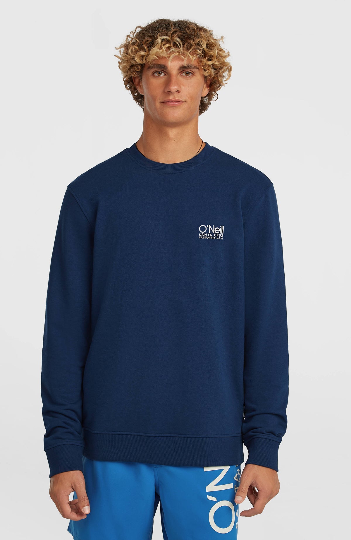 O'Neill Original Cali Logo Crew Sweatshirt für Herren, blau mit Logo-Print in Weiß, Vorderansicht am Model