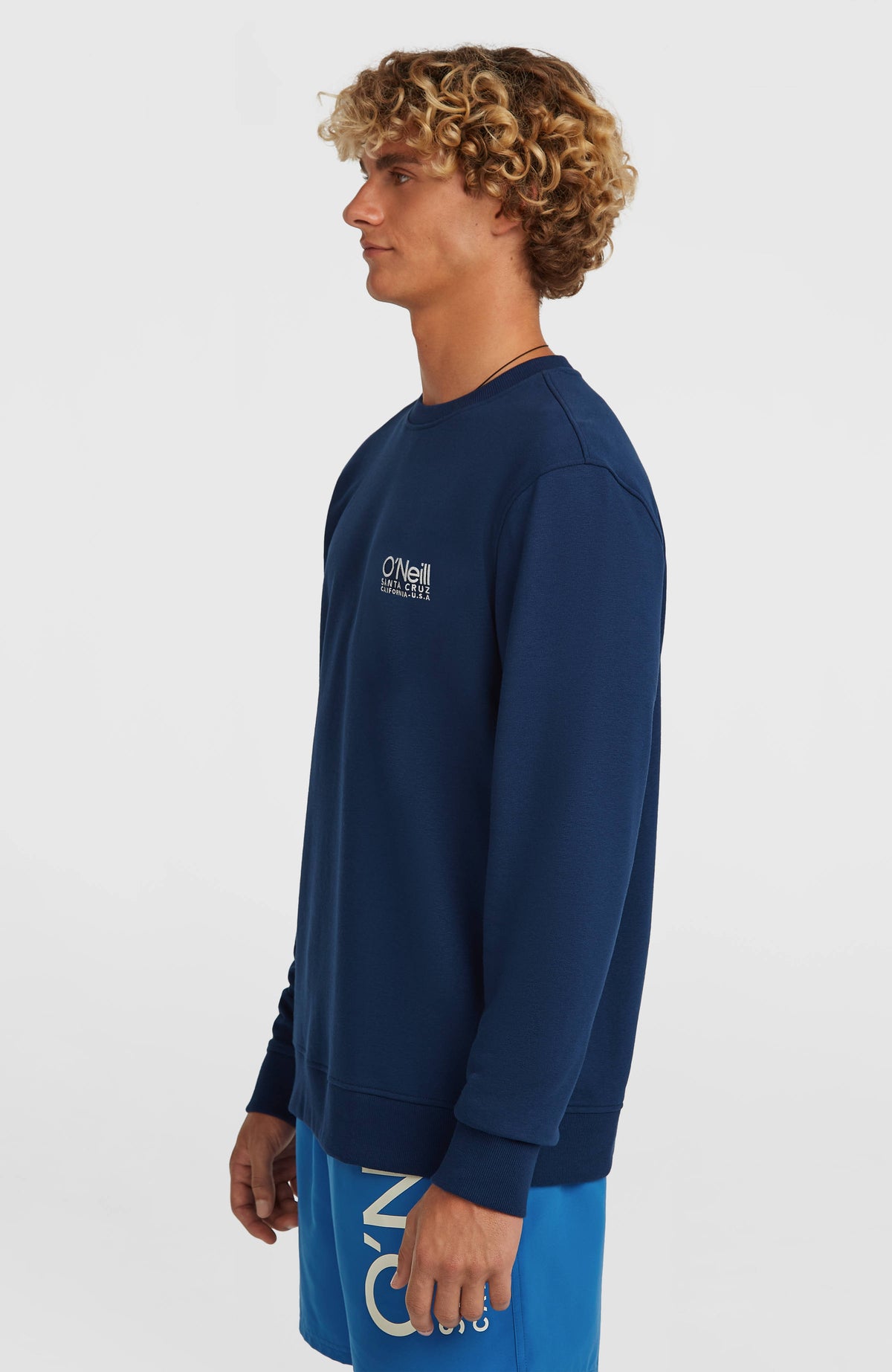 Original Cali Logo Crew Sweatshirt für Herren, blau mit Logo-Print in Weiß, Seitenansicht am Model