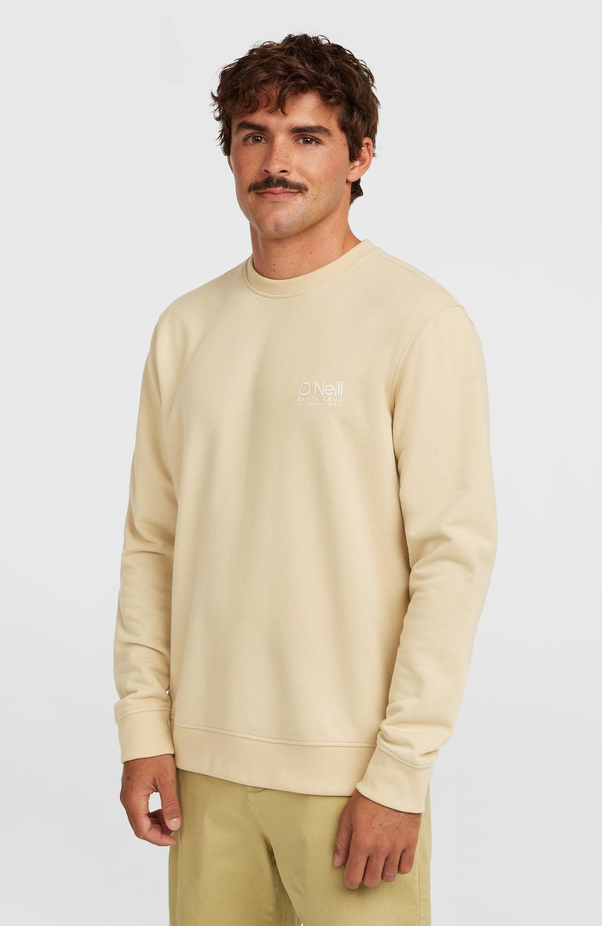 O'Neill Original Cali Logo Crew Sweatshirt für Herren, beige mit Logo-Print in Weiß, Vorderansicht am Model