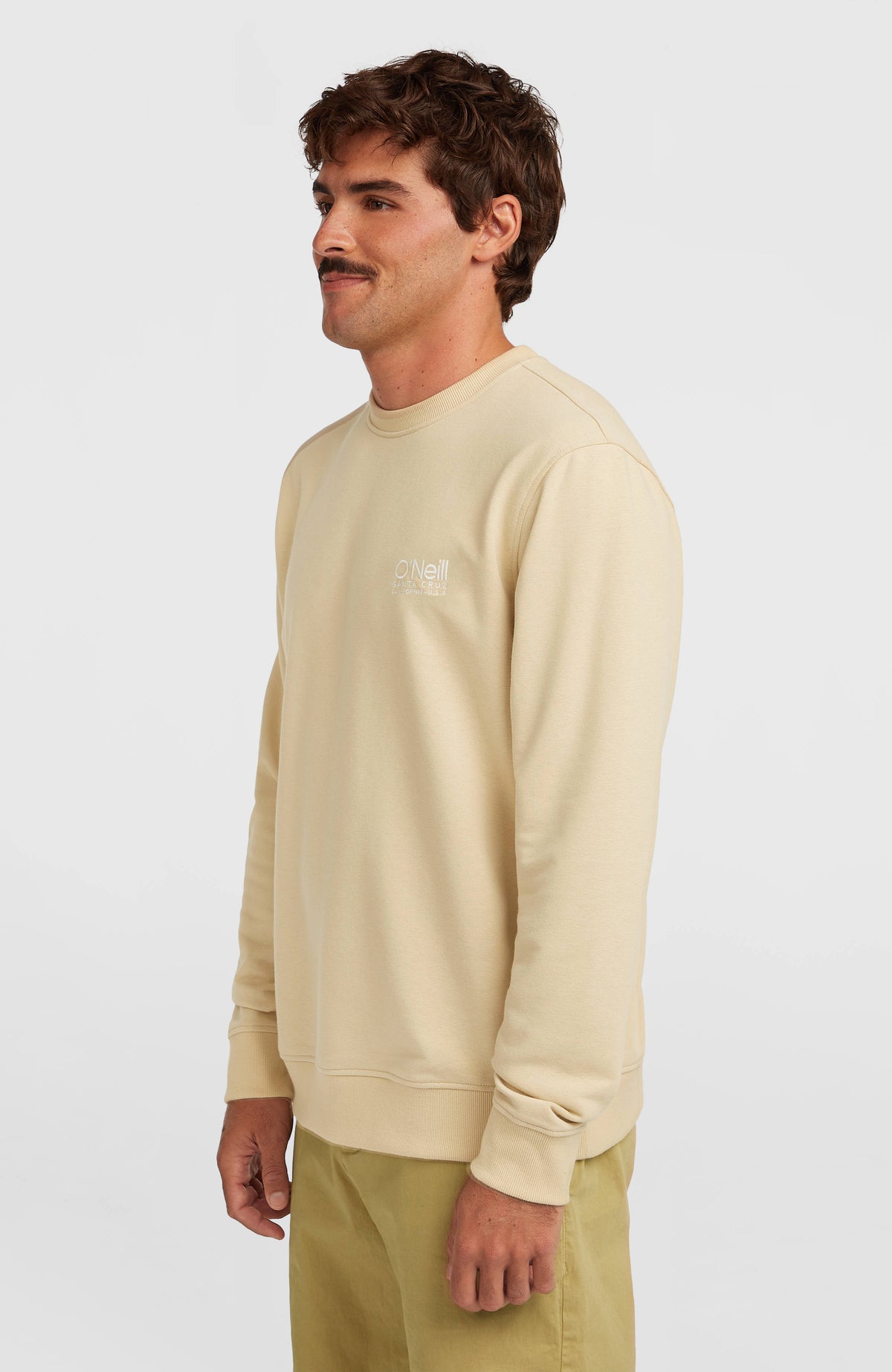 Original Cali Logo Crew Sweatshirt für Herren, beige mit Logo-Print in Weiß, getragen am Model von der Seite