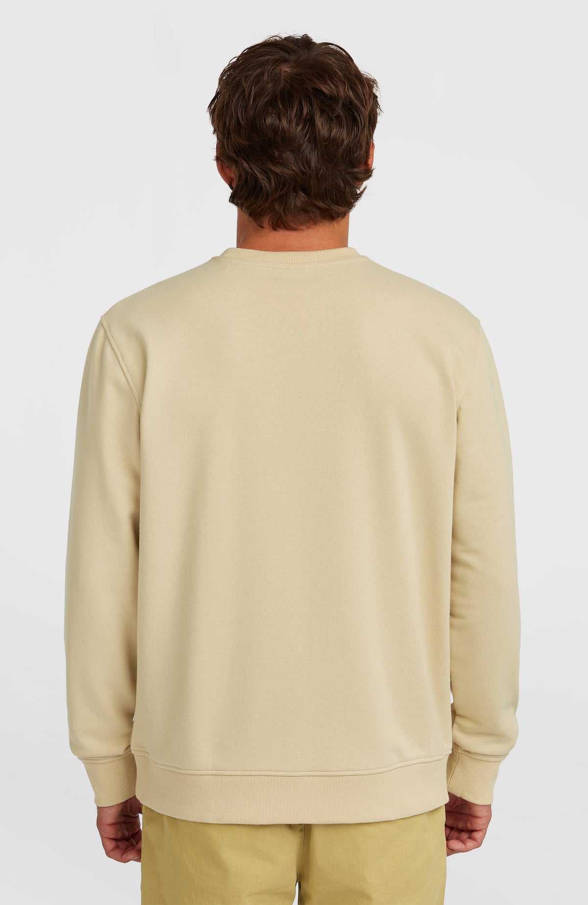 Original Cali Logo Crew Sweatshirt für Herren, beige mit Logo-Print in Weiß, Rückansicht am Model mit Rippbund