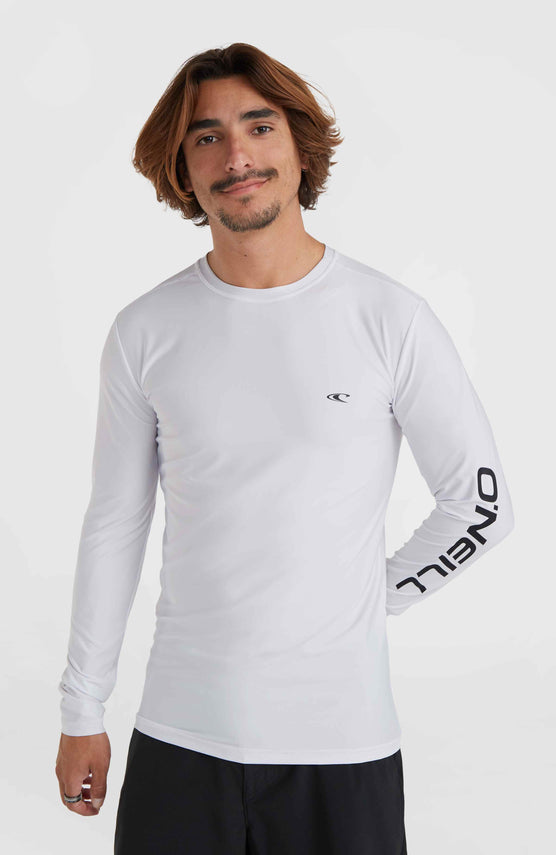 O'Neill Essentials Longsleeve-Schwimmshirt für Herren, weiß, Vorderansicht am Model mit Logo-Print am Ärmel