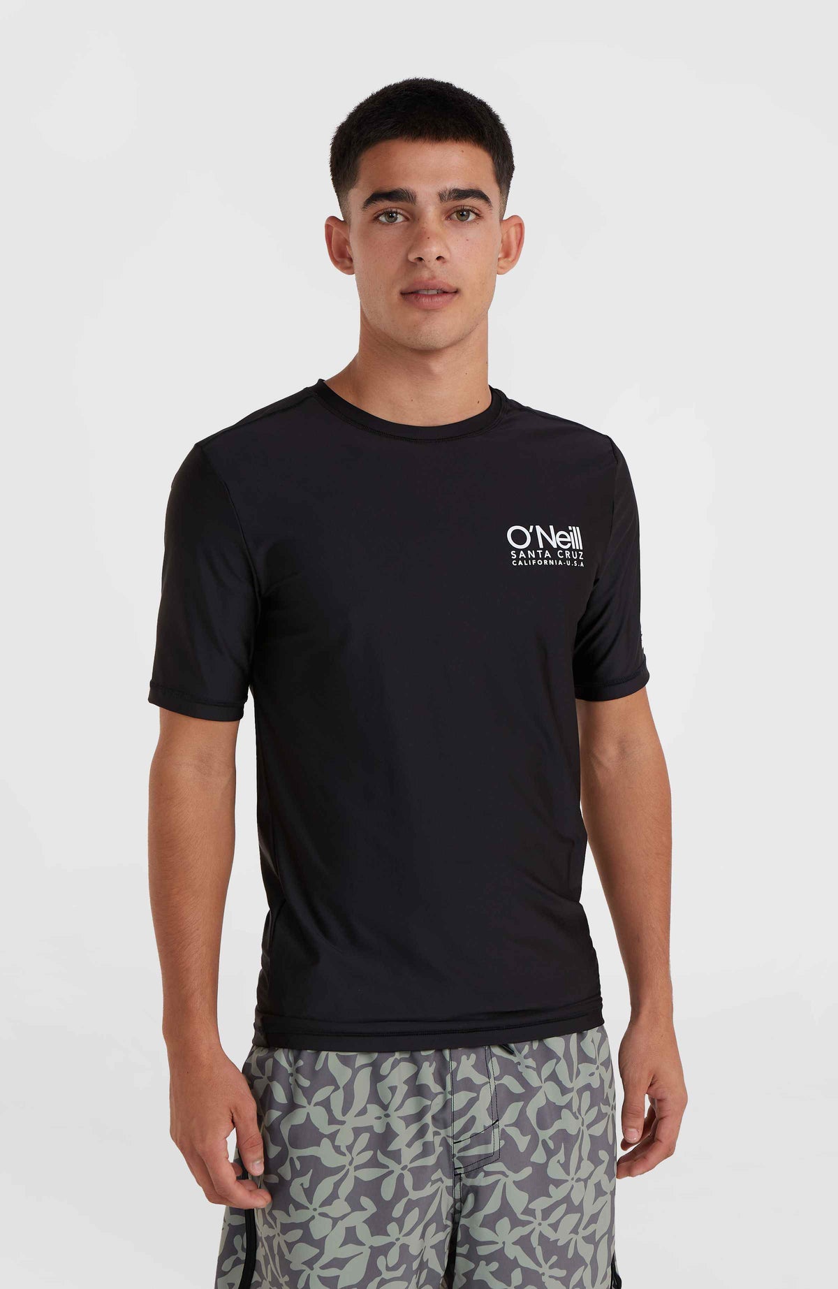 O'Neill Essentials Cali Shortsleeve-Schwimmshirt für Herren, schwarz mit Logo-Print in Weiß, Vorderansicht am Model