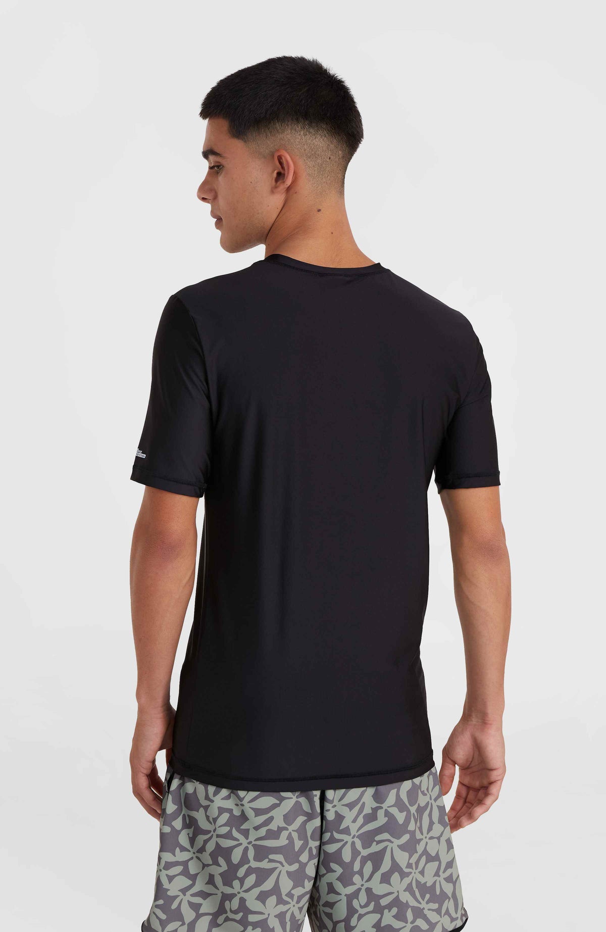 Essentials Cali Shortsleeve-Schwimmshirt für Herren, schwarz, Rückansicht am Model mit Rundhalsausschnitt