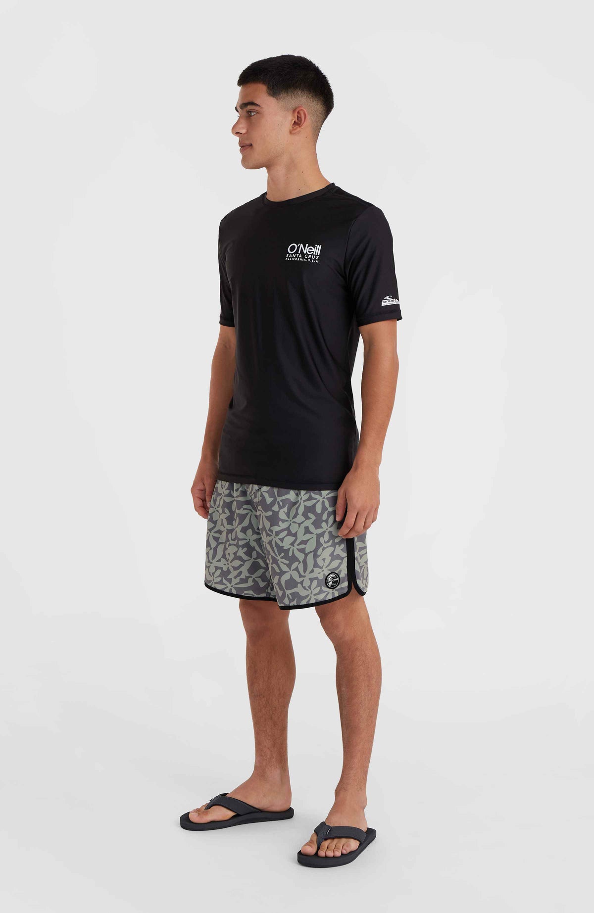 Essentials Cali Shortsleeve-Schwimmshirt für Herren, schwarz mit weißem Logo-Print, Seitenansicht am Model