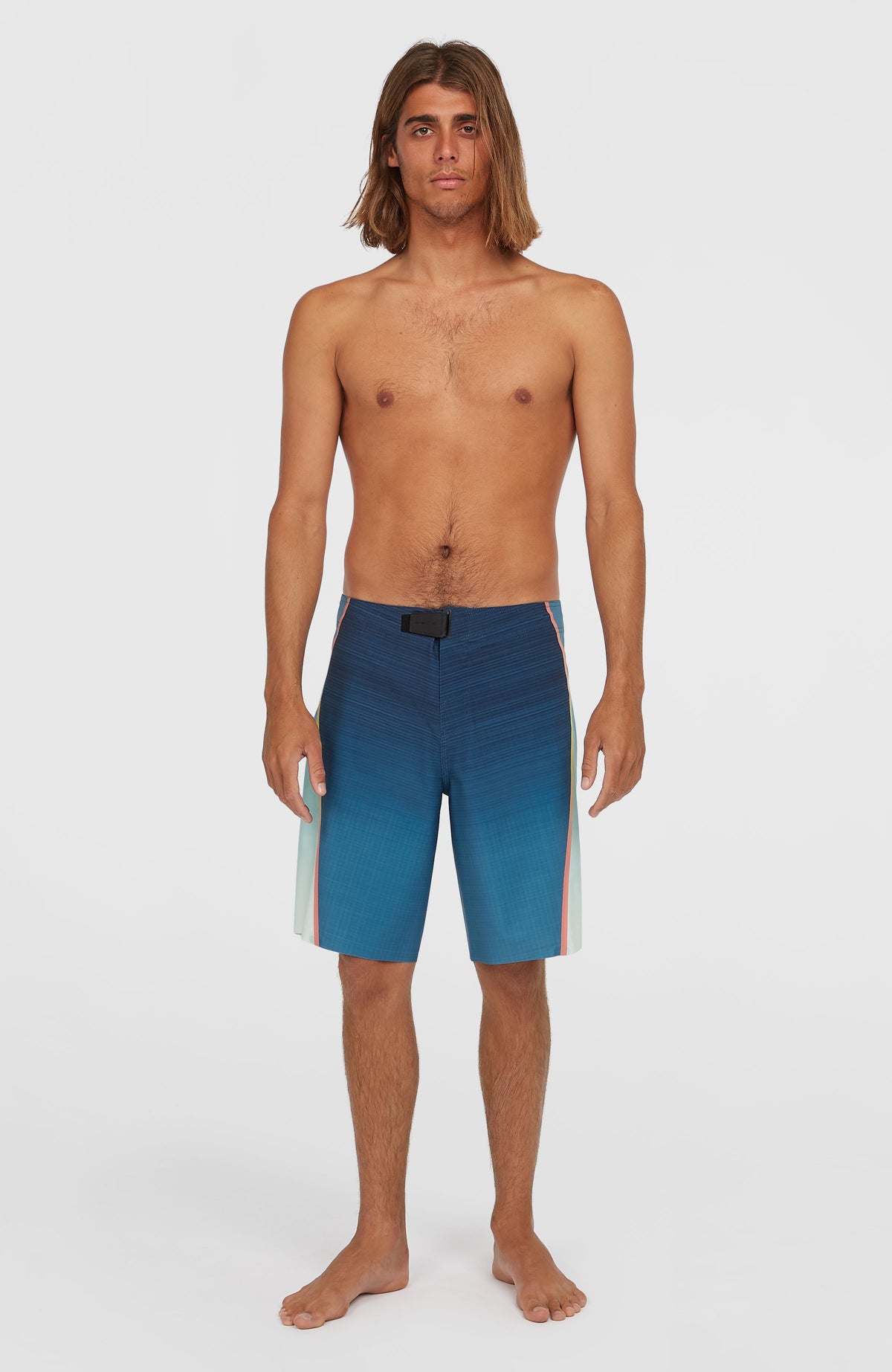 Hyperfreak Hydro Tech 20'' Boardshorts für Herren, blau, getragen am Model in kompletter Ganzkörperansicht