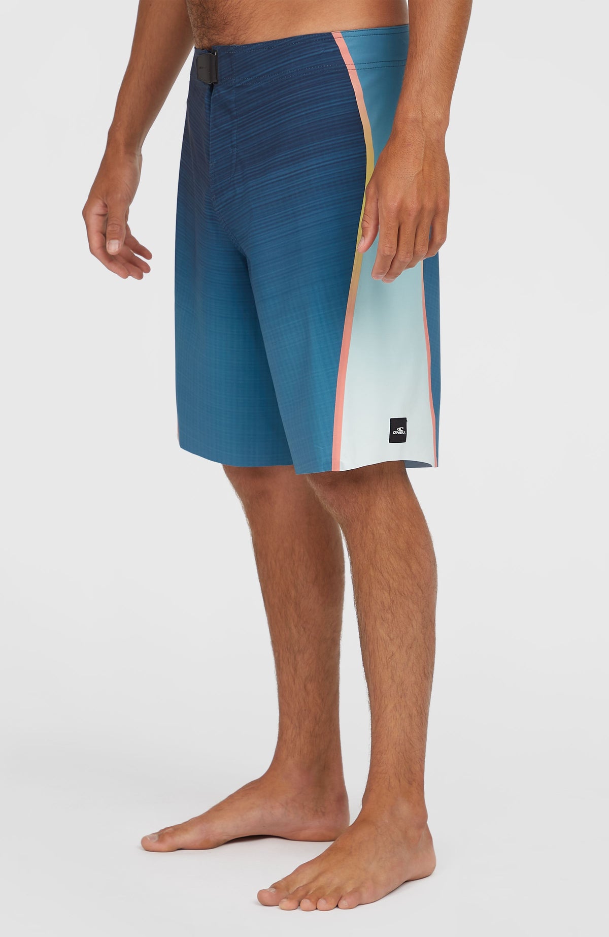 Hyperfreak Hydro Tech 20'' Boardshorts für Herren, blau, Seitenansicht am Model mit Logo-Patch am Hosenbein