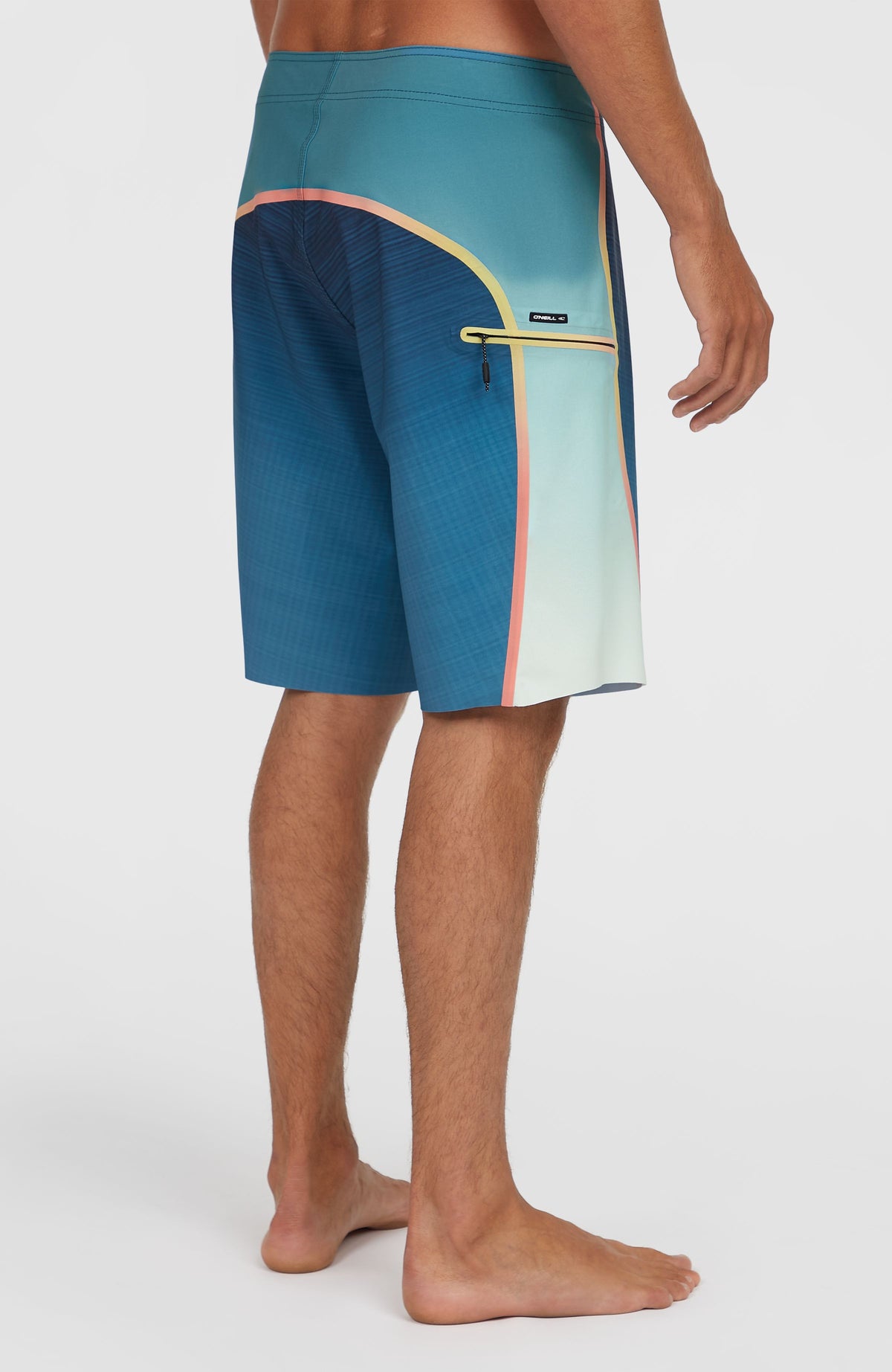 Hyperfreak Hydro Tech 20'' Boardshorts für Herren, blau, Rückansicht von schräg hinten am Model mit Reißverschlusstasche