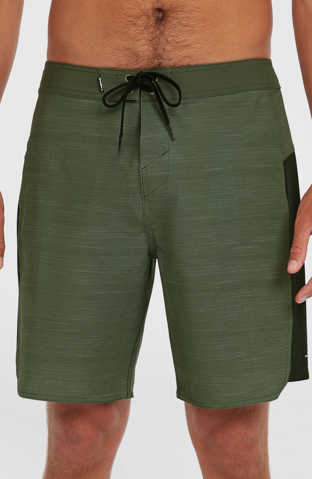 Nahaufnahme der grünen Hyperfreak Tech Panel 19'' Boardshorts am Model mit Kordelzug am Bund