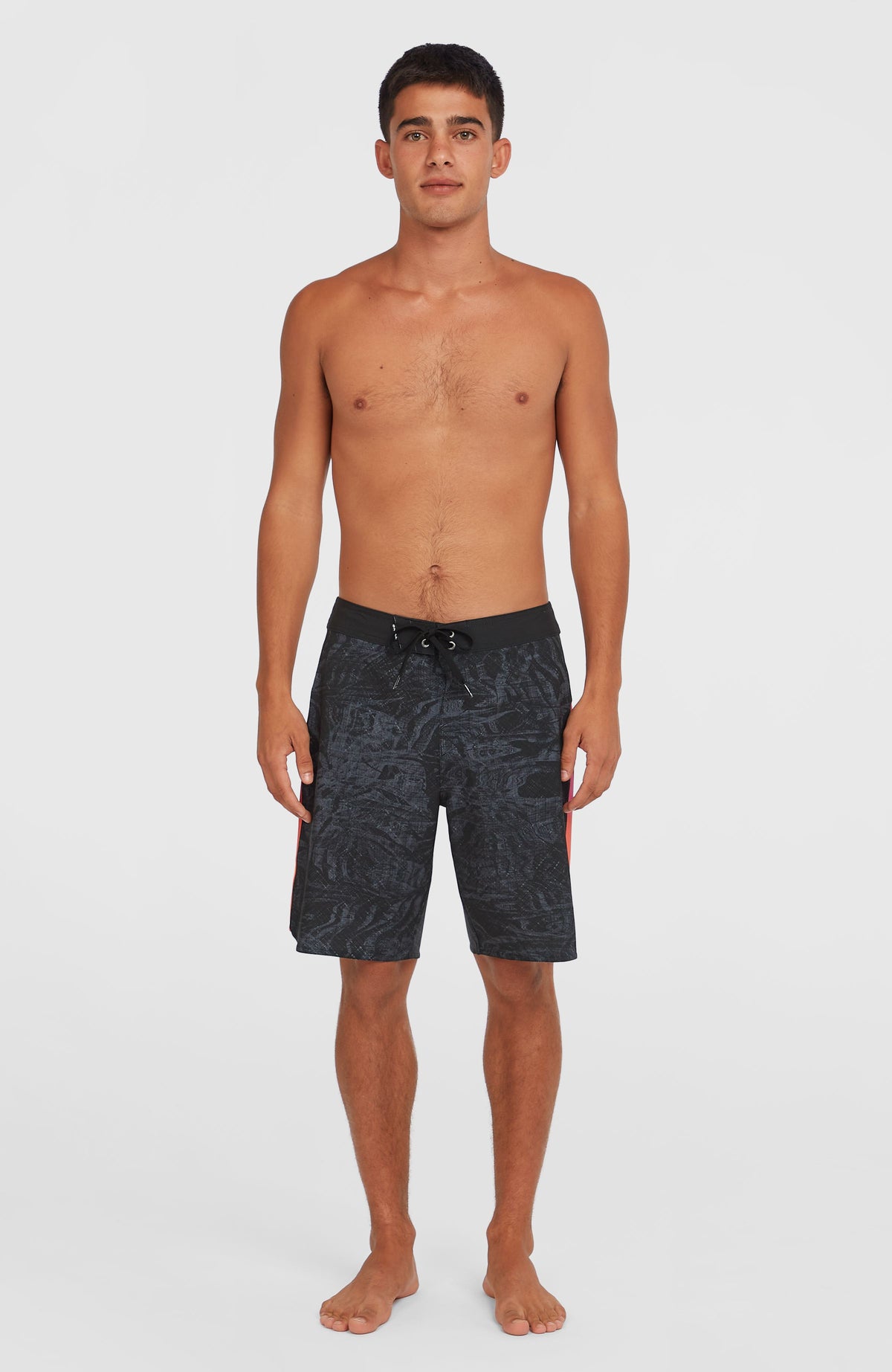 Hyperfreak Tech Panel 19'' Boardshorts für Herren, schwarz mit Farbverlauf in Pink und Orange, Ganzkörperansicht am Model