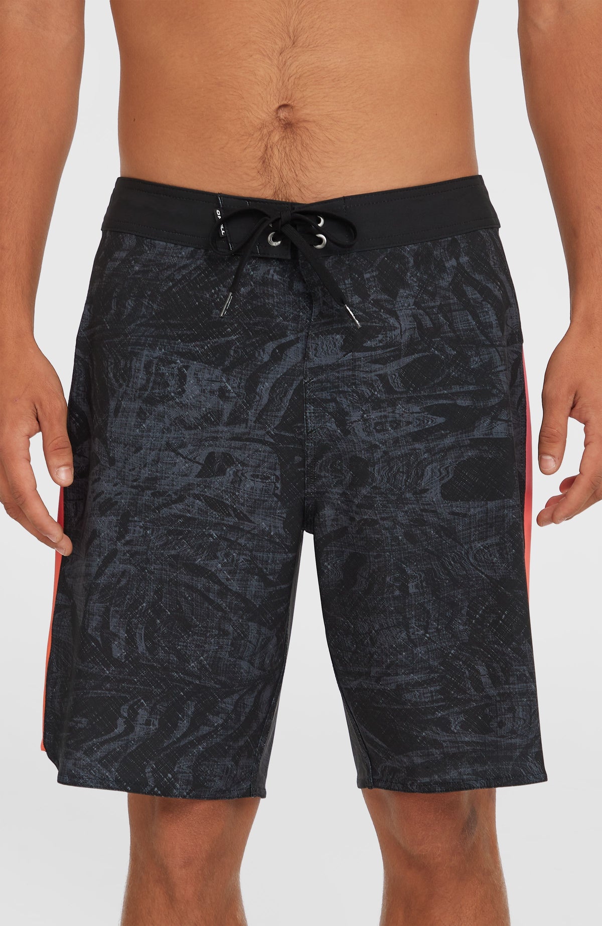 Nahaufnahme von Bund und Kordelzug der schwarzen Hyperfreak Tech Panel 19'' Boardshorts mit Farbverlauf in Pink und Orange